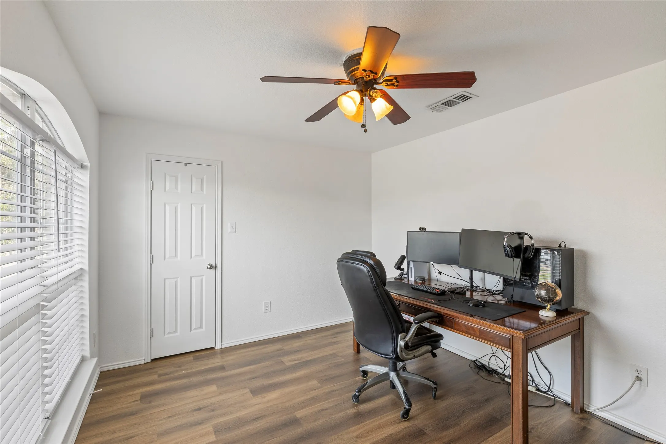 Single Family Residence For Sale in Tarrant County , 2312 Green Mere Drive, Arlington, Texas 76001, 3 Bedroom, 3 Bathroom, 2 Garage spaces, 2,752 Sqft, built in 2002, Preowned, mls#21239724, Real Estate Agent in Arlington, Homes For Sale in Tarrant county, Homes For Sale in Arlington, Realtor in Arlington Texas, Real Estate Brokerage Independent Realty Texas, Luminita Cordes Realtor