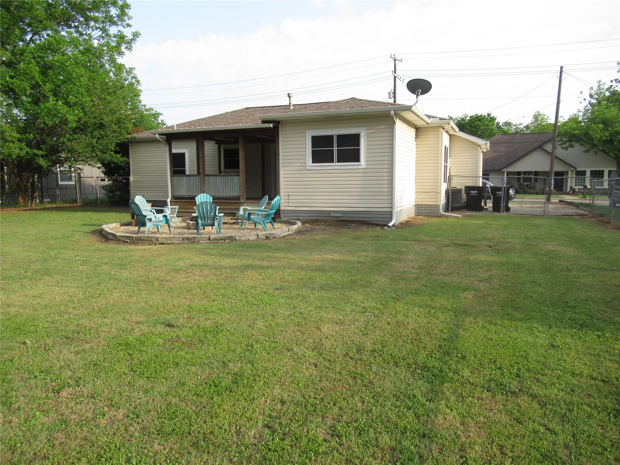 Single Family Residence For Sale in Hunt County , 2213 Greenville Street, Caddo Mills, Texas 75135, 3 Bedrooms, 1 Bathroom, 1 Garage spaces, 1,228 Sqft, built in 0, Preowned, Price $218,000, mls#21251783, Real Estate Agent in Caddo Mills, Homes For Sale in Hunt county, Homes For Sale in Caddo Mills, Realtor in Caddo Mills Texas, Real Estate Brokerage Independent Realty Texas, Luminita Cordes Realtor
