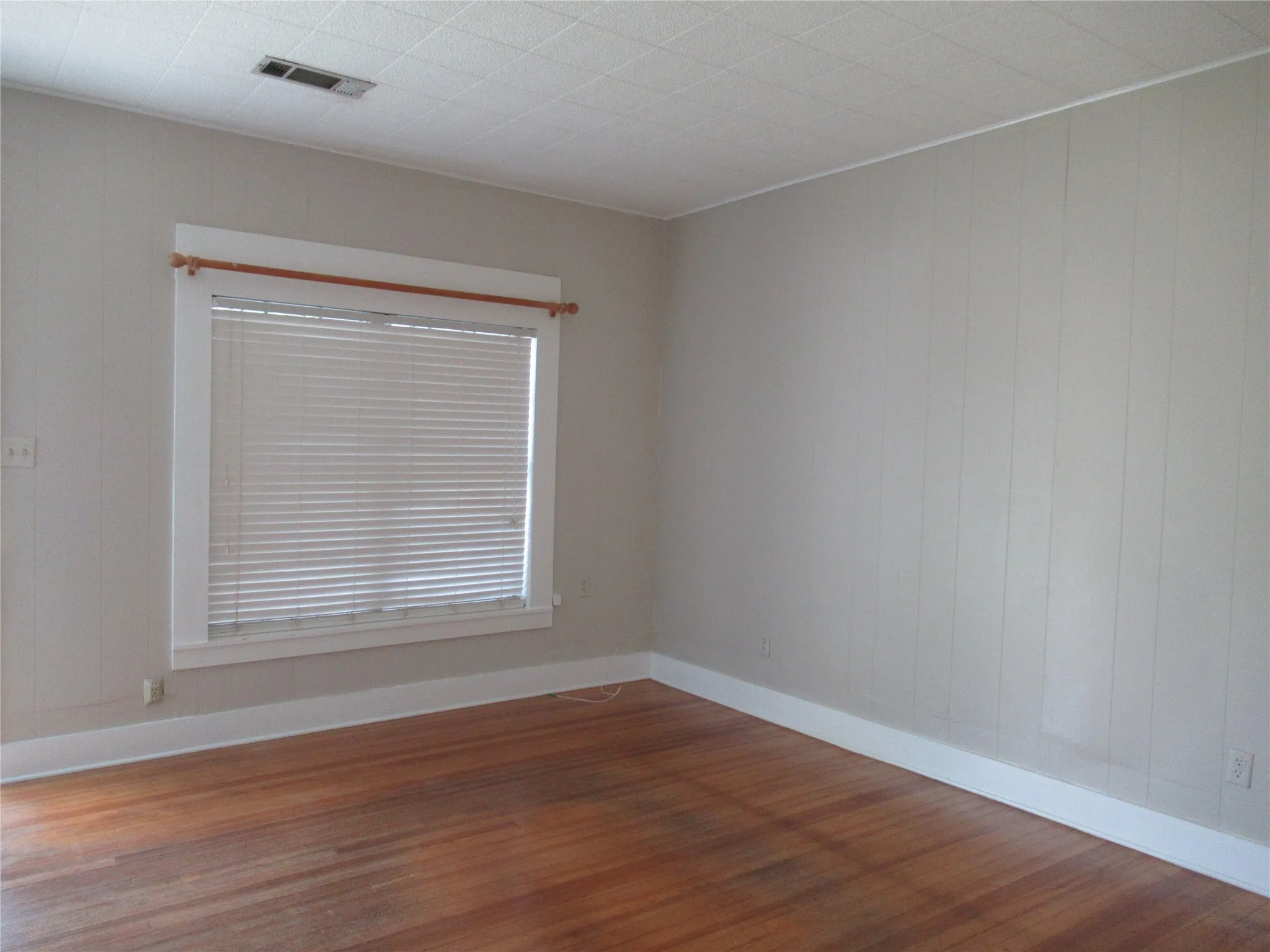 Single Family Residence For Sale in Hunt County , 2213 Greenville Street, Caddo Mills, Texas 75135, 3 Bedrooms, 1 Bathroom, 1 Garage spaces, 1,228 Sqft, built in 0, Preowned, Price $218,000, mls#21251783, Real Estate Agent in Caddo Mills, Homes For Sale in Hunt county, Homes For Sale in Caddo Mills, Realtor in Caddo Mills Texas, Real Estate Brokerage Independent Realty Texas, Luminita Cordes Realtor