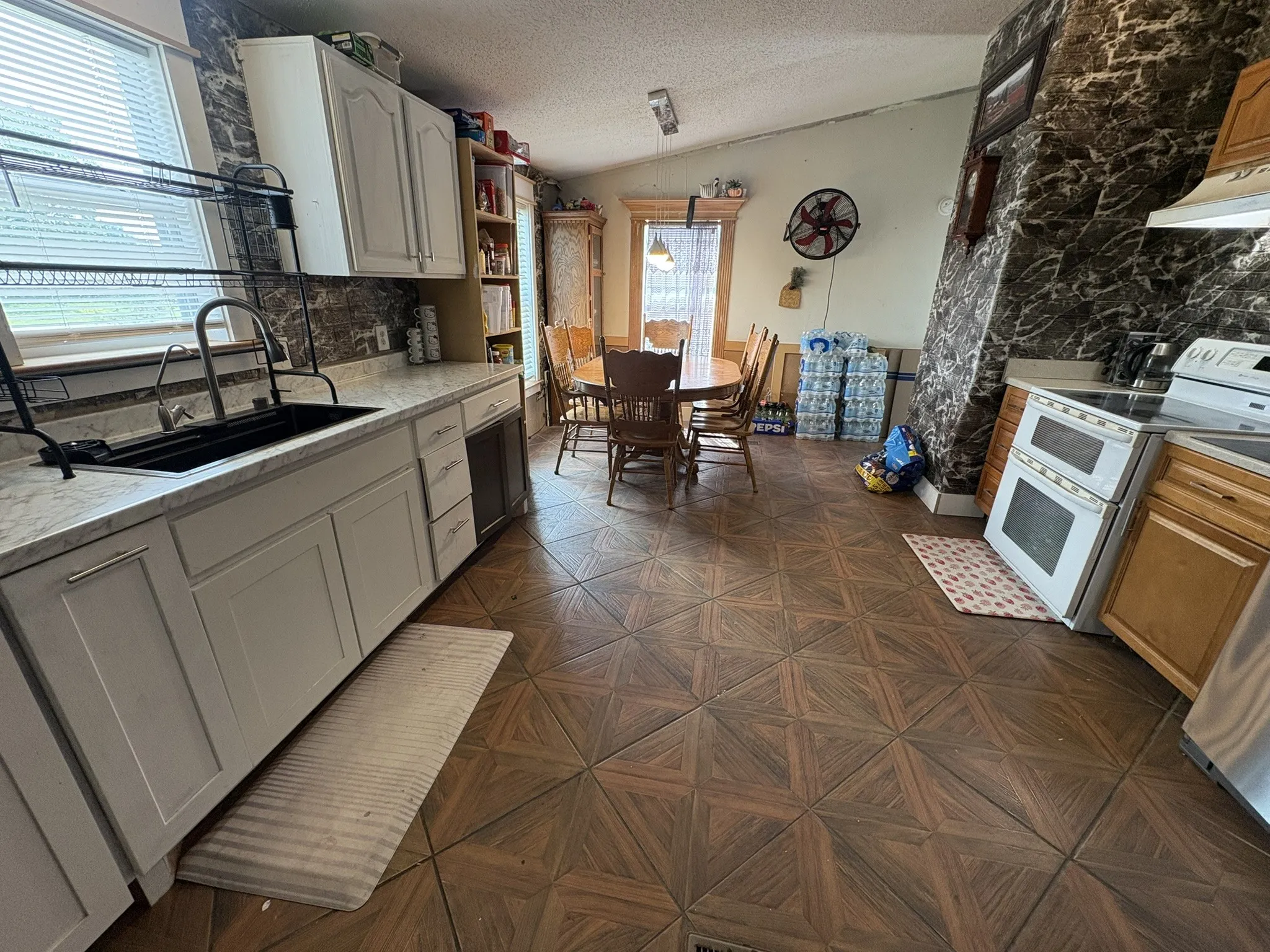 Mobile Home For Sale in Ellis County , 720 Bluebonnet Lane, Palmer, Texas 75152, 3 Bedroom, 2 Bathroom, Garage spaces, 1,600 Sqft, built in 2019, Preowned, Price $230,000, mls#21253513, Real Estate Agent in Palmer, Homes For Sale in Ellis county, Homes For Sale in Palmer, Realtor in Palmer Texas, Real Estate Brokerage Independent Realty Texas, Luminita Cordes Realtor