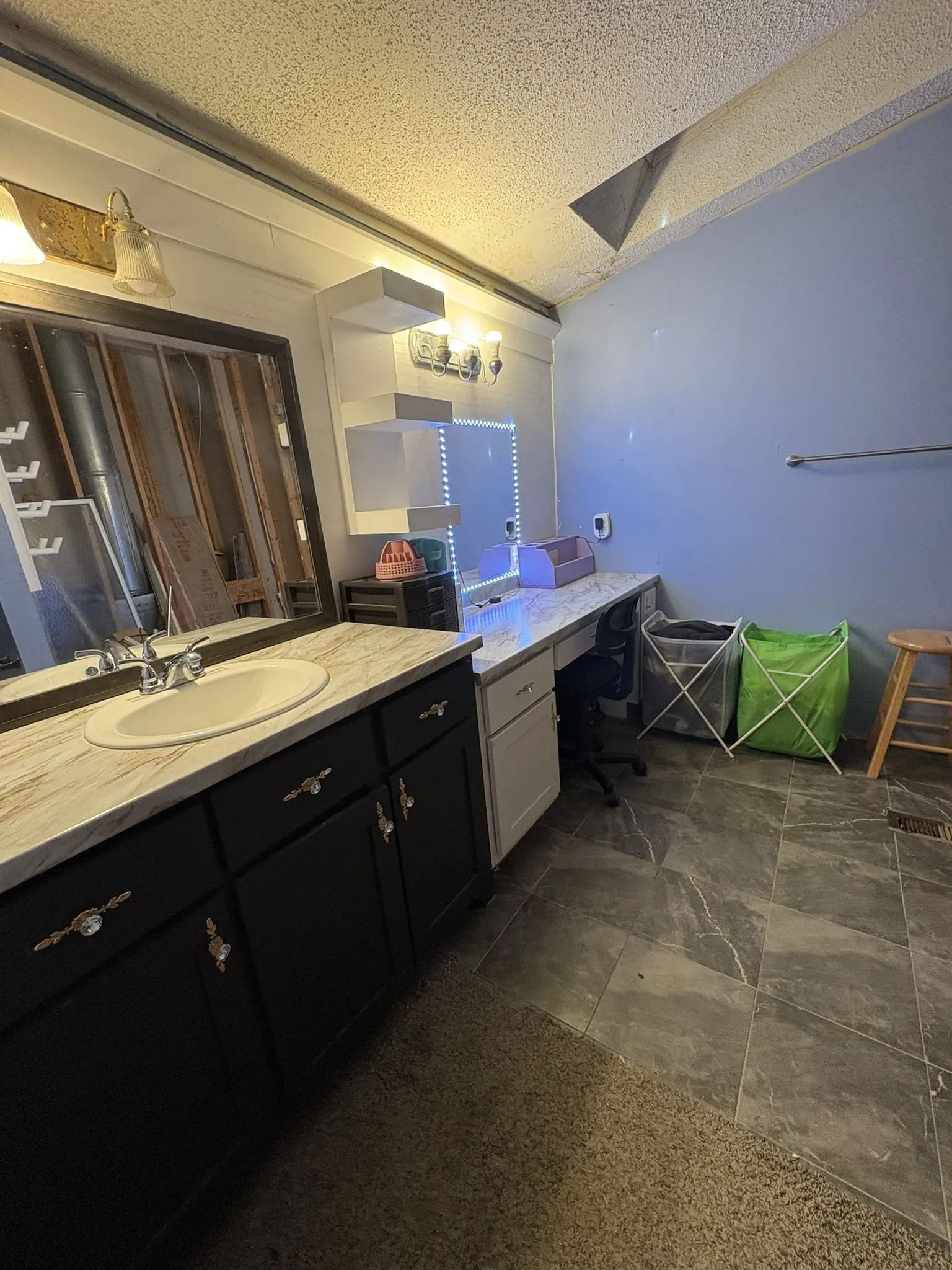 Mobile Home For Sale in Ellis County , 720 Bluebonnet Lane, Palmer, Texas 75152, 3 Bedroom, 2 Bathroom, Garage spaces, 1,600 Sqft, built in 2019, Preowned, Price $230,000, mls#21253513, Real Estate Agent in Palmer, Homes For Sale in Ellis county, Homes For Sale in Palmer, Realtor in Palmer Texas, Real Estate Brokerage Independent Realty Texas, Luminita Cordes Realtor