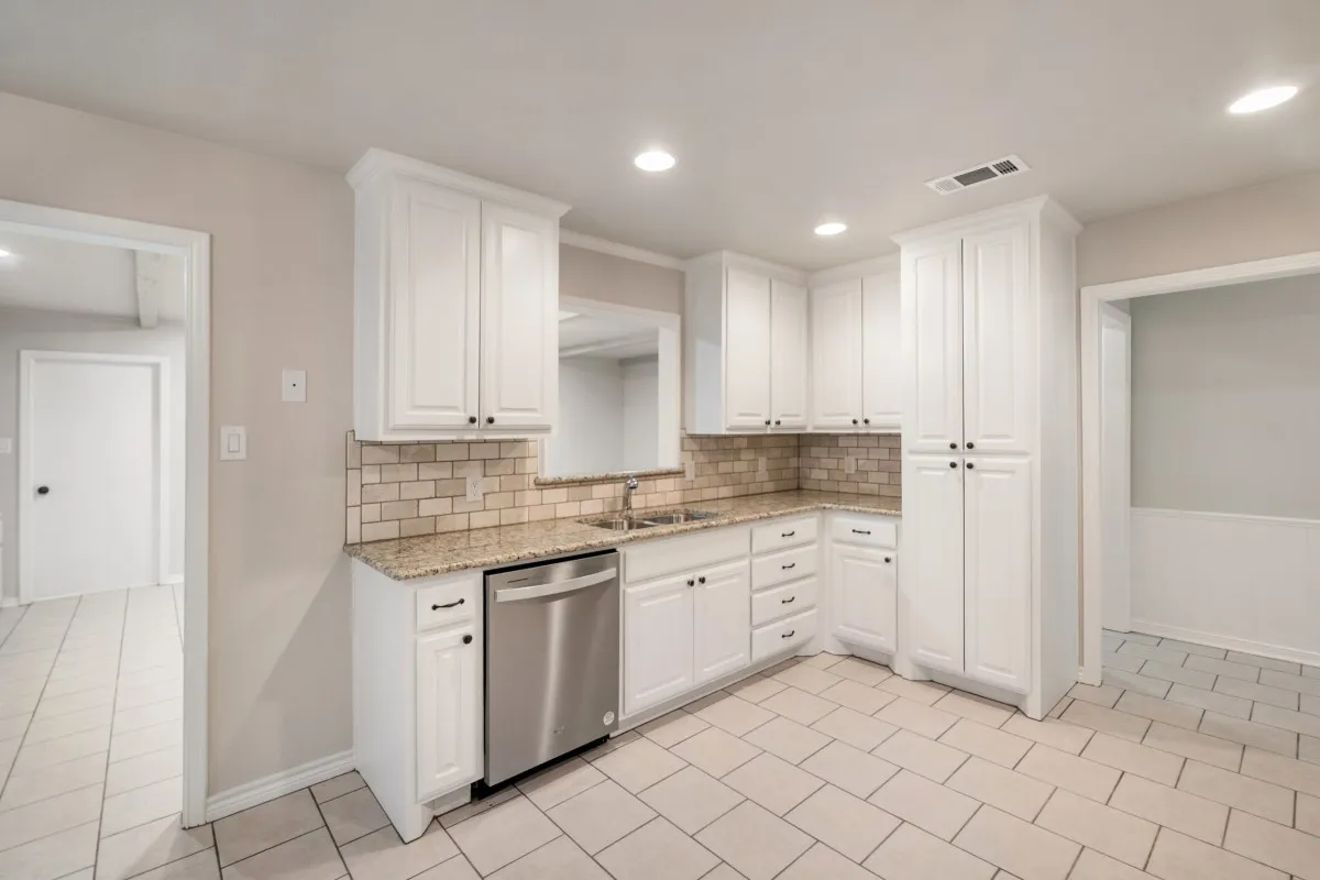 Single Family Residence For Sale in Henderson County , 1 Oakridge Circle, Star Harbor, Texas 75148, 3 Bedroom, 2 Bathroom, 2 Garage spaces, 1,488 Sqft, built in 1979, mls#21246690, Real Estate Agent in Star Harbor, Homes For Sale in Henderson county, Homes For Sale in Star Harbor, Realtor in Star Harbor Texas, Real Estate Brokerage Independent Realty Texas, Luminita Cordes Realtor
