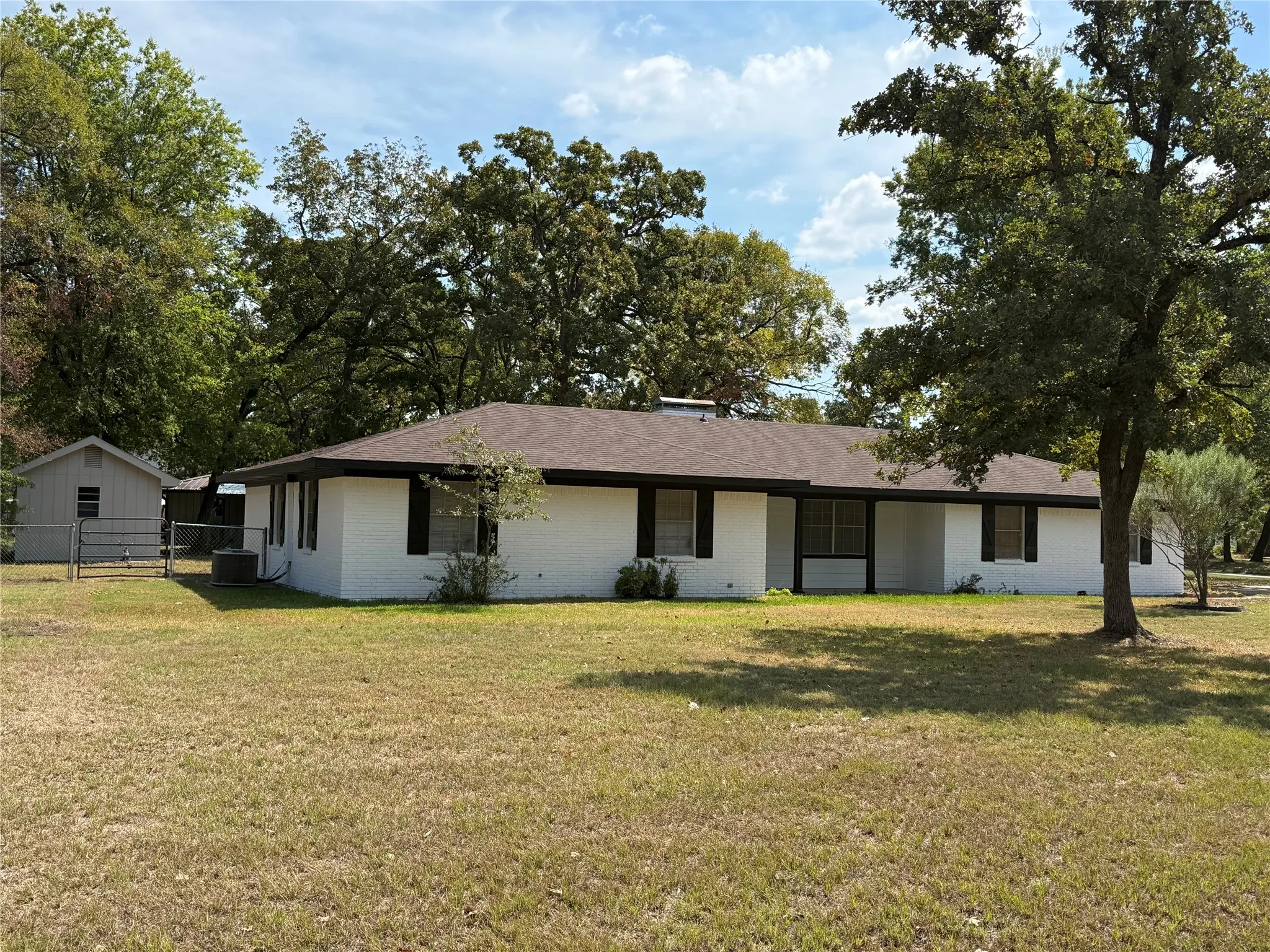 Single Family Residence For Sale in Henderson County , 1 Oakridge Circle, Star Harbor, Texas 75148, 3 Bedroom, 2 Bathroom, 2 Garage spaces, 1,488 Sqft, built in 1979, mls#21246690, Real Estate Agent in Star Harbor, Homes For Sale in Henderson county, Homes For Sale in Star Harbor, Realtor in Star Harbor Texas, Real Estate Brokerage Independent Realty Texas, Luminita Cordes Realtor
