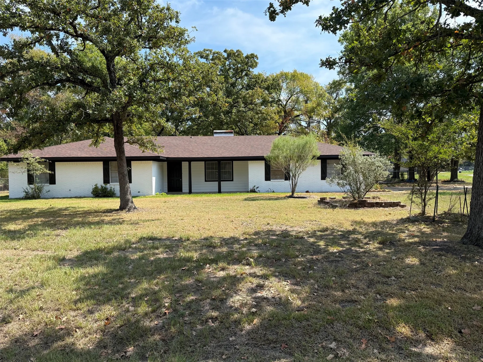 Single Family Residence For Sale in Henderson County , 1 Oakridge Circle, Star Harbor, Texas 75148, 3 Bedroom, 2 Bathroom, 2 Garage spaces, 1,488 Sqft, built in 1979, mls#21246690, Real Estate Agent in Star Harbor, Homes For Sale in Henderson county, Homes For Sale in Star Harbor, Realtor in Star Harbor Texas, Real Estate Brokerage Independent Realty Texas, Luminita Cordes Realtor