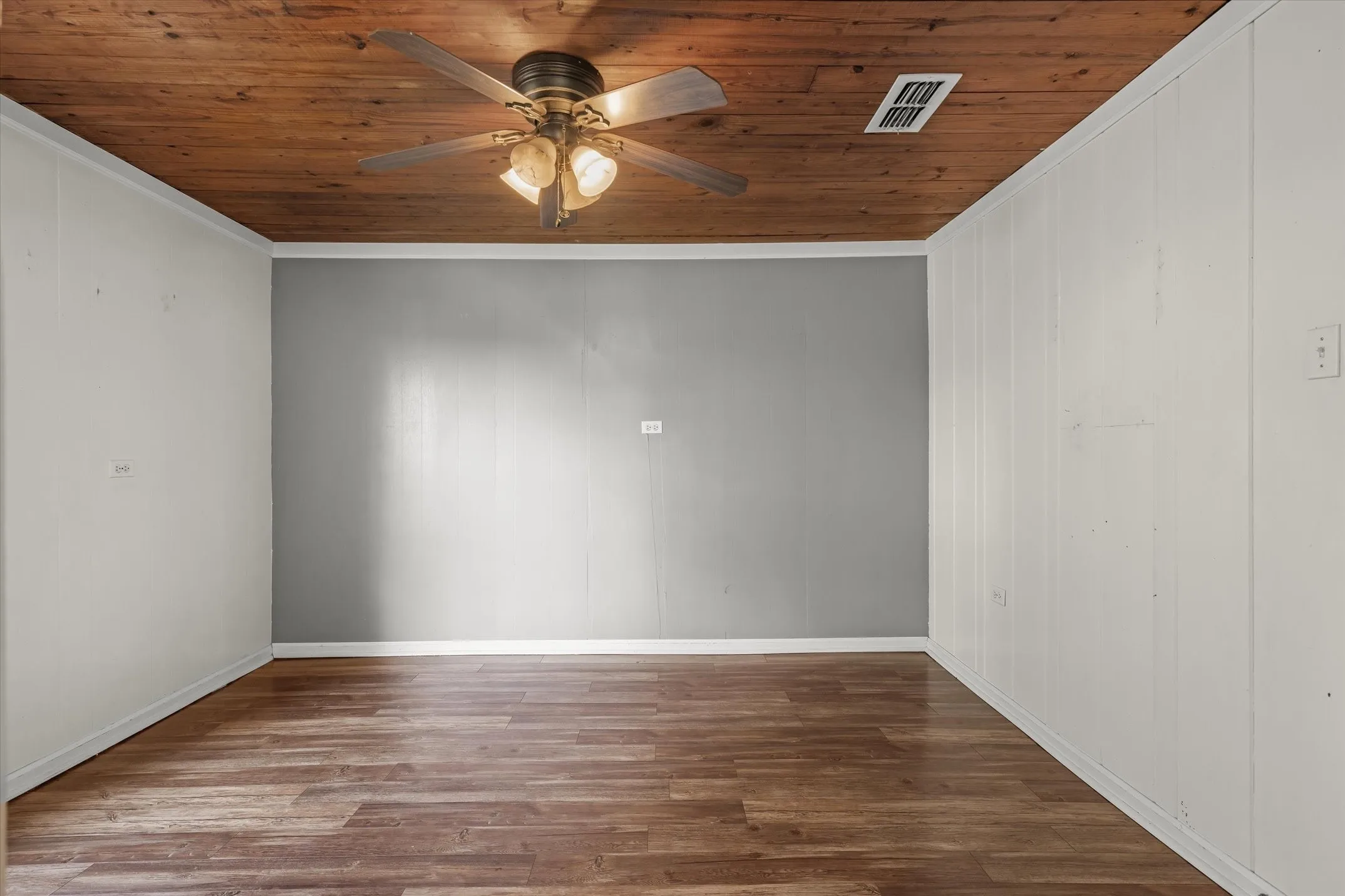 Single Family Residence For Sale in Morris County , 505 N Willis Street, Daingerfield, Texas 75638, 3 Bedrooms, 2 Bathrooms, Garage spaces, 1,308 Sqft, built in 1946, Preowned, Price $175,000, mls#21245785, Real Estate Agent in Daingerfield, Homes For Sale in Morris county, Homes For Sale in Daingerfield, Realtor in Daingerfield Texas, Real Estate Brokerage Independent Realty Texas, Luminita Cordes Realtor