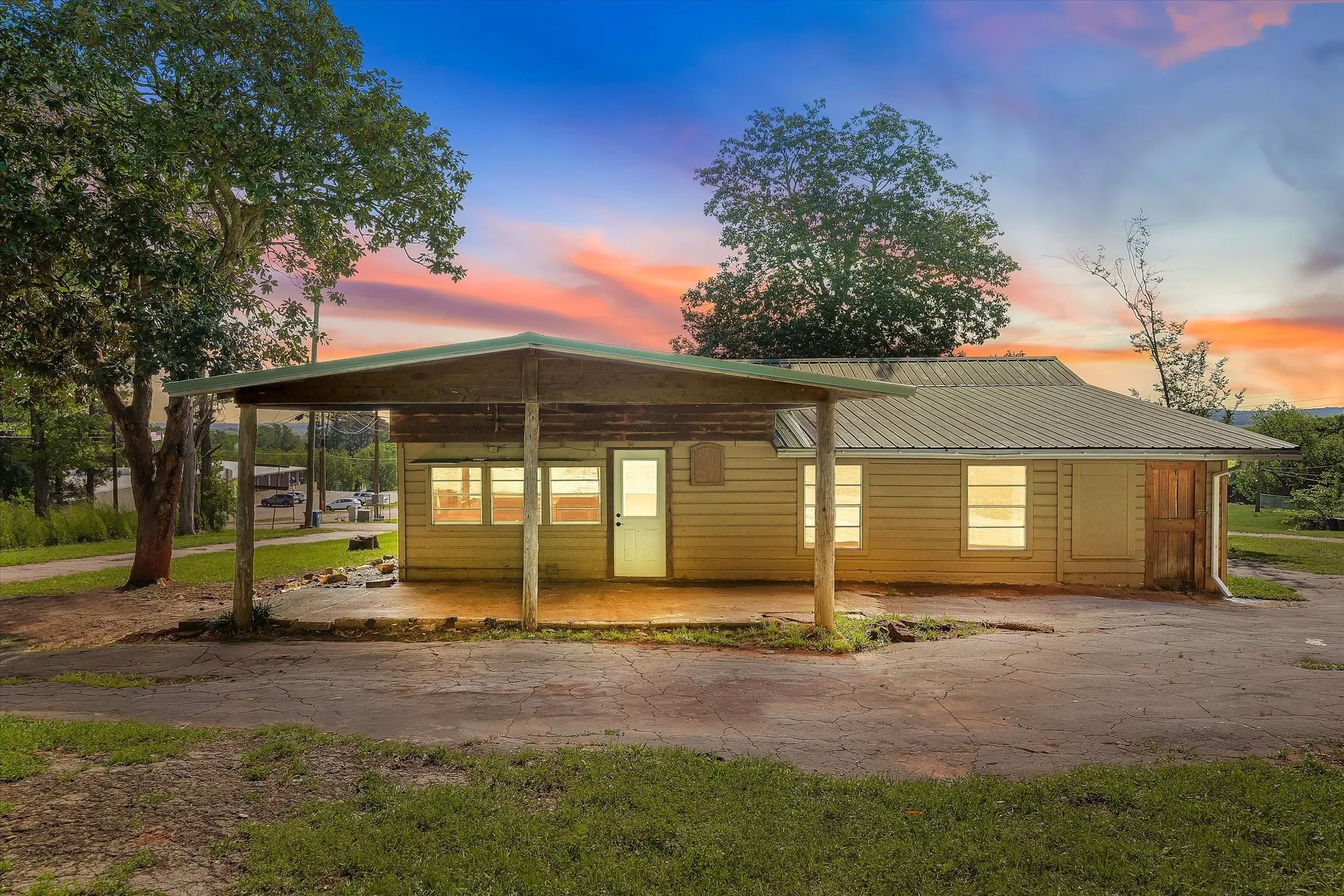 Single Family Residence For Sale in Morris County , 505 N Willis Street, Daingerfield, Texas 75638, 3 Bedrooms, 2 Bathrooms, Garage spaces, 1,308 Sqft, built in 1946, Preowned, Price $175,000, mls#21245785, Real Estate Agent in Daingerfield, Homes For Sale in Morris county, Homes For Sale in Daingerfield, Realtor in Daingerfield Texas, Real Estate Brokerage Independent Realty Texas, Luminita Cordes Realtor