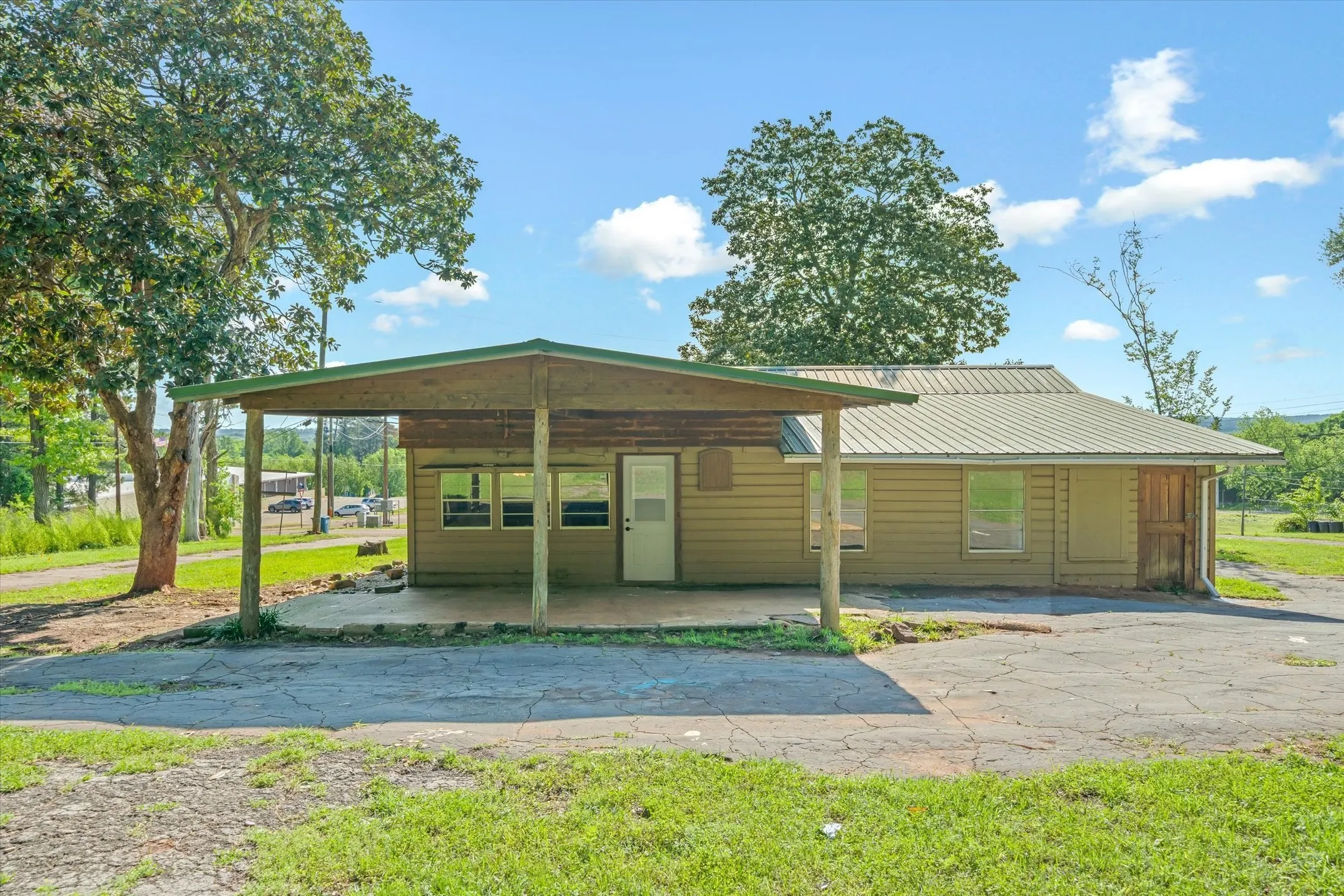 Single Family Residence For Sale in Morris County , 505 N Willis Street, Daingerfield, Texas 75638, 3 Bedrooms, 2 Bathrooms, Garage spaces, 1,308 Sqft, built in 1946, Preowned, Price $175,000, mls#21245785, Real Estate Agent in Daingerfield, Homes For Sale in Morris county, Homes For Sale in Daingerfield, Realtor in Daingerfield Texas, Real Estate Brokerage Independent Realty Texas, Luminita Cordes Realtor