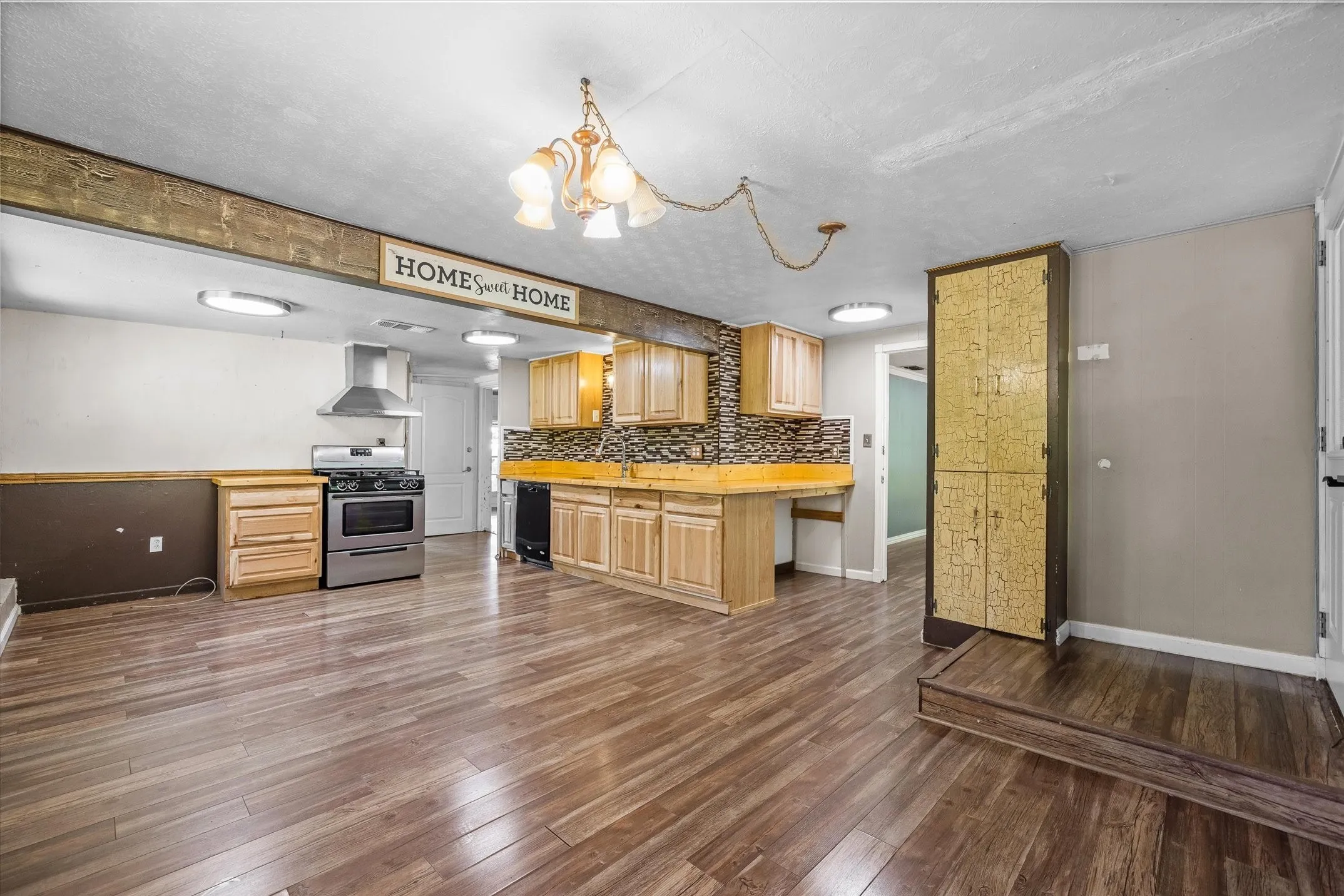 Single Family Residence For Sale in Morris County , 505 N Willis Street, Daingerfield, Texas 75638, 3 Bedrooms, 2 Bathrooms, Garage spaces, 1,308 Sqft, built in 1946, Preowned, Price $175,000, mls#21245785, Real Estate Agent in Daingerfield, Homes For Sale in Morris county, Homes For Sale in Daingerfield, Realtor in Daingerfield Texas, Real Estate Brokerage Independent Realty Texas, Luminita Cordes Realtor
