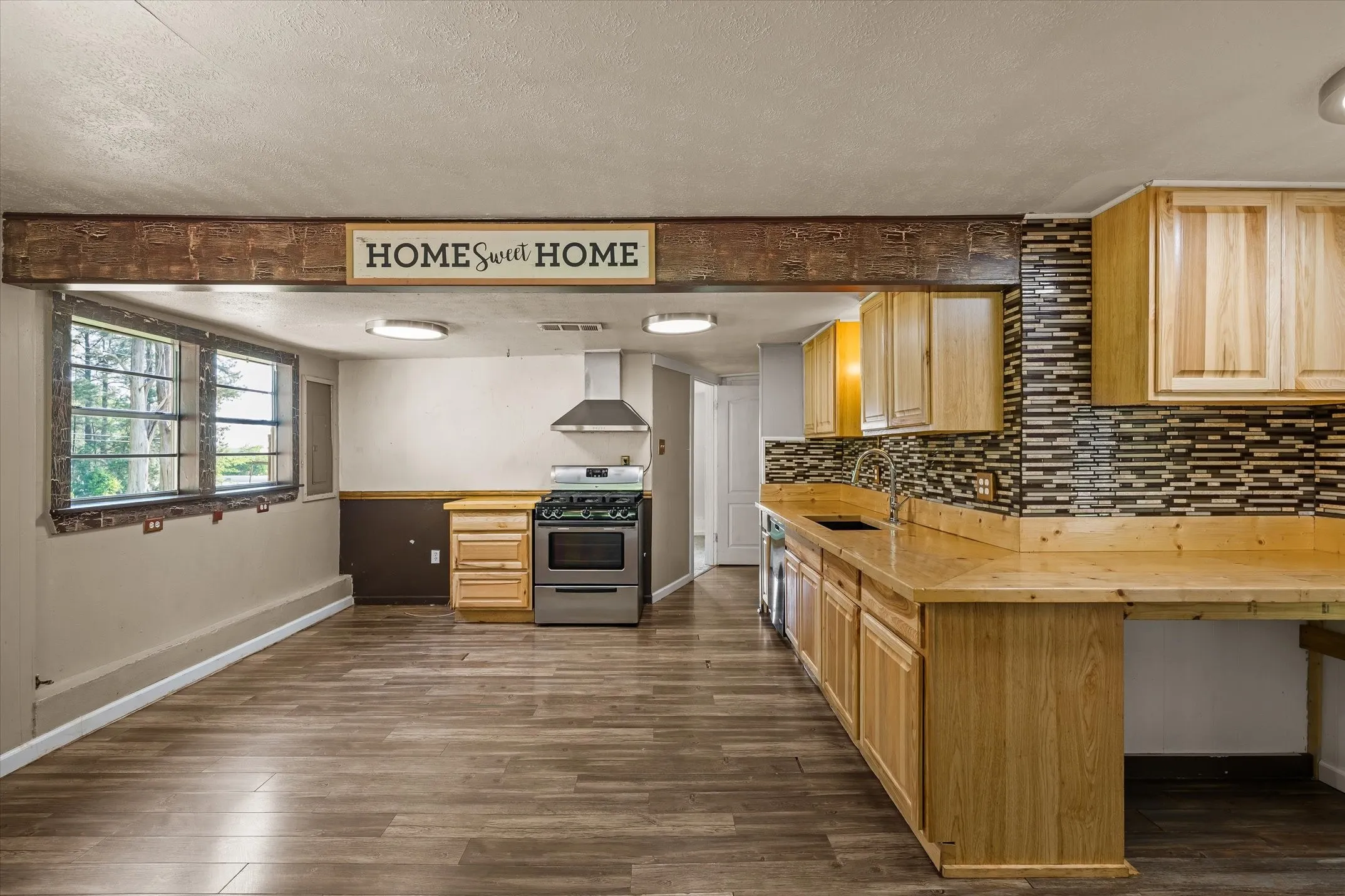 Single Family Residence For Sale in Morris County , 505 N Willis Street, Daingerfield, Texas 75638, 3 Bedrooms, 2 Bathrooms, Garage spaces, 1,308 Sqft, built in 1946, Preowned, Price $175,000, mls#21245785, Real Estate Agent in Daingerfield, Homes For Sale in Morris county, Homes For Sale in Daingerfield, Realtor in Daingerfield Texas, Real Estate Brokerage Independent Realty Texas, Luminita Cordes Realtor