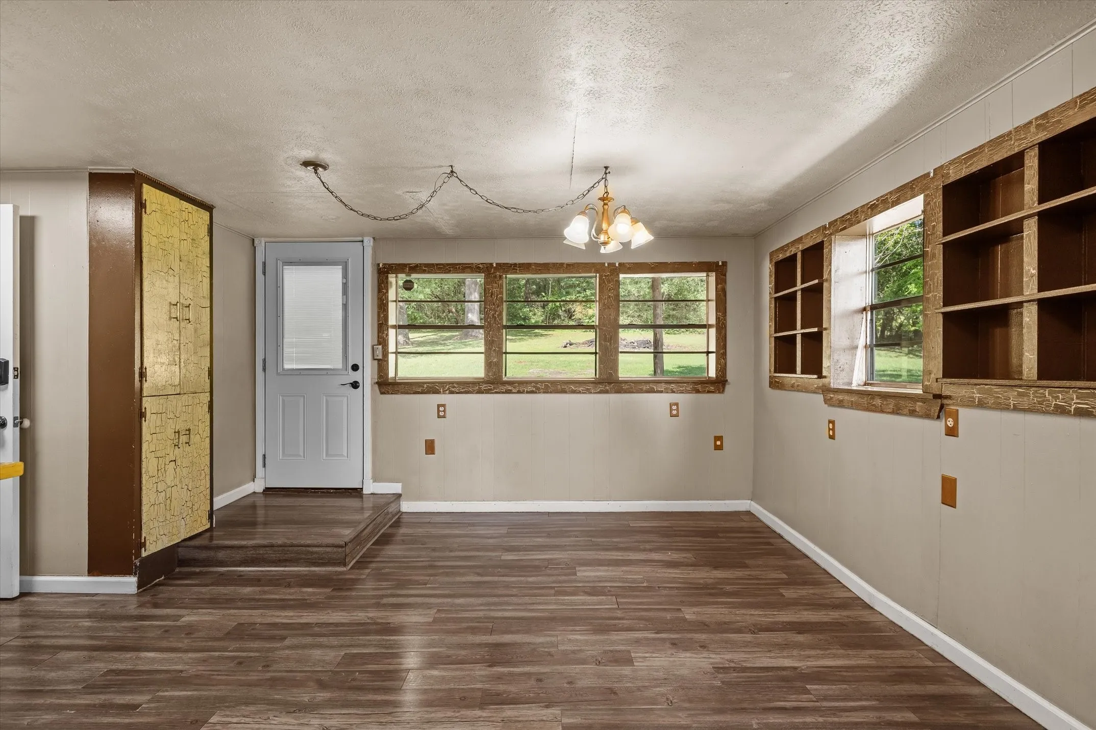 Single Family Residence For Sale in Morris County , 505 N Willis Street, Daingerfield, Texas 75638, 3 Bedrooms, 2 Bathrooms, Garage spaces, 1,308 Sqft, built in 1946, Preowned, Price $175,000, mls#21245785, Real Estate Agent in Daingerfield, Homes For Sale in Morris county, Homes For Sale in Daingerfield, Realtor in Daingerfield Texas, Real Estate Brokerage Independent Realty Texas, Luminita Cordes Realtor