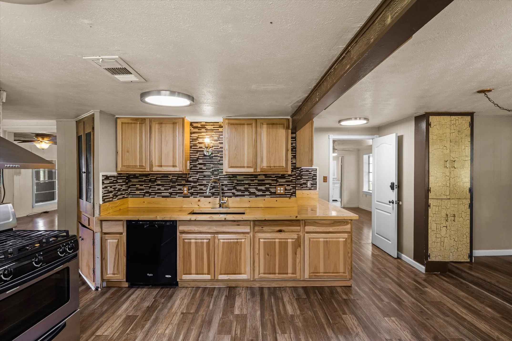 Single Family Residence For Sale in Morris County , 505 N Willis Street, Daingerfield, Texas 75638, 3 Bedrooms, 2 Bathrooms, Garage spaces, 1,308 Sqft, built in 1946, Preowned, Price $175,000, mls#21245785, Real Estate Agent in Daingerfield, Homes For Sale in Morris county, Homes For Sale in Daingerfield, Realtor in Daingerfield Texas, Real Estate Brokerage Independent Realty Texas, Luminita Cordes Realtor