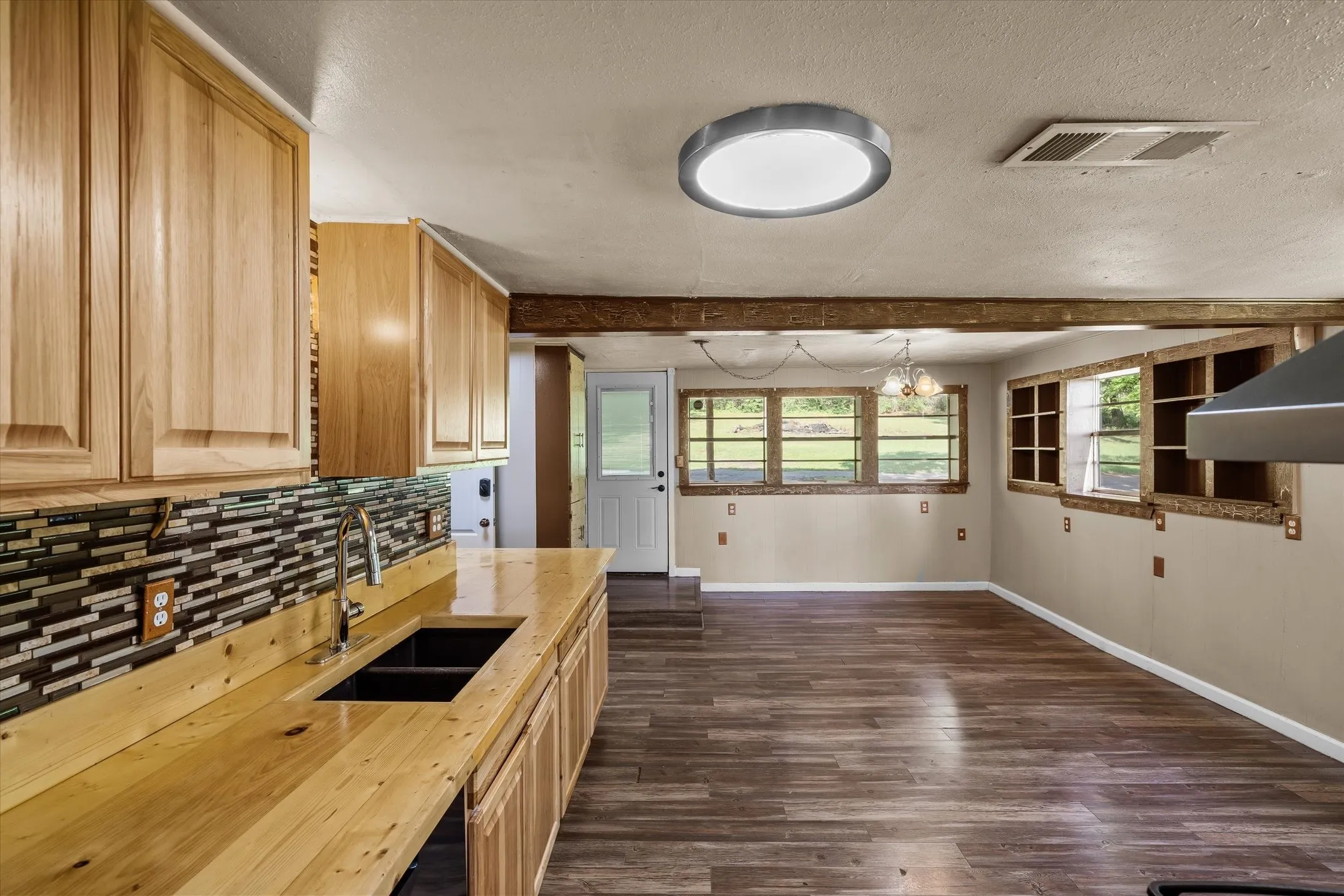 Single Family Residence For Sale in Morris County , 505 N Willis Street, Daingerfield, Texas 75638, 3 Bedrooms, 2 Bathrooms, Garage spaces, 1,308 Sqft, built in 1946, Preowned, Price $175,000, mls#21245785, Real Estate Agent in Daingerfield, Homes For Sale in Morris county, Homes For Sale in Daingerfield, Realtor in Daingerfield Texas, Real Estate Brokerage Independent Realty Texas, Luminita Cordes Realtor