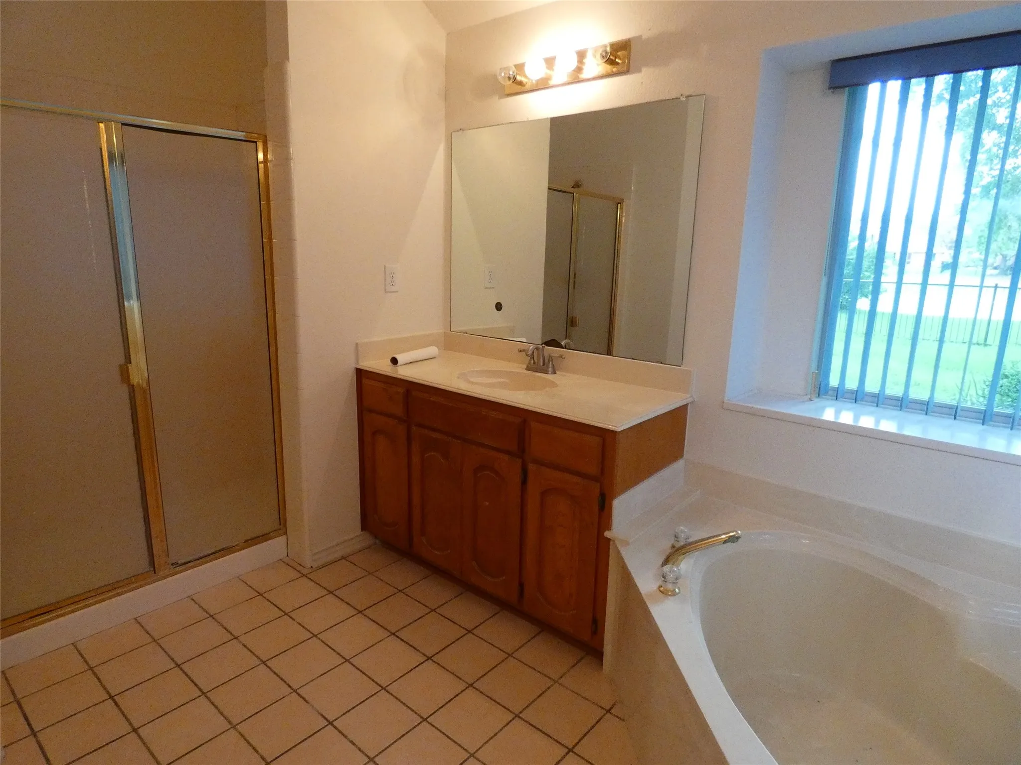 Single Family Residence For Sale in Dallas County , 506 Baltusrol Circle, Garland, Texas 75044, 4 Bedroom, 2 Bathroom, 2 Garage spaces, 2,439 Sqft, built in 1996, Preowned, mls#21253430, Real Estate Agent in Garland, Homes For Sale in Dallas county, Homes For Sale in Garland, Realtor in Garland Texas, Real Estate Brokerage Independent Realty Texas, Luminita Cordes Realtor