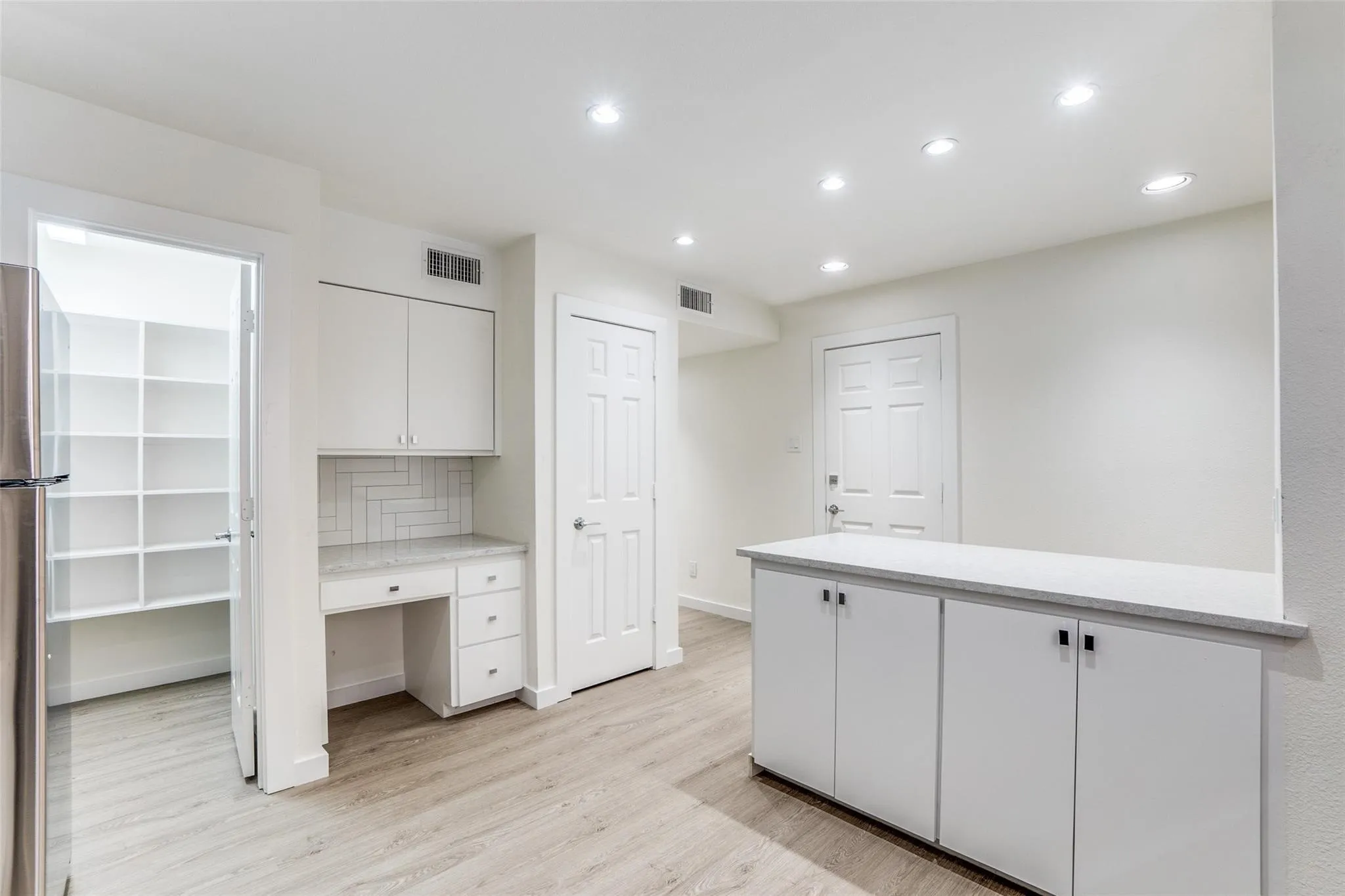 Single Family Residence For Sale in Dallas County , 3428 Normandy Avenue, University Park, Texas 75205, 6 Bedroom, 5 Bathroom, 2 Garage spaces, 4,004 Sqft, built in 1974, Preowned, mls#21252849, Real Estate Agent in University Park, Homes For Sale in Dallas county, Homes For Sale in University Park, Realtor in University Park Texas, Real Estate Brokerage Independent Realty Texas, Luminita Cordes Realtor