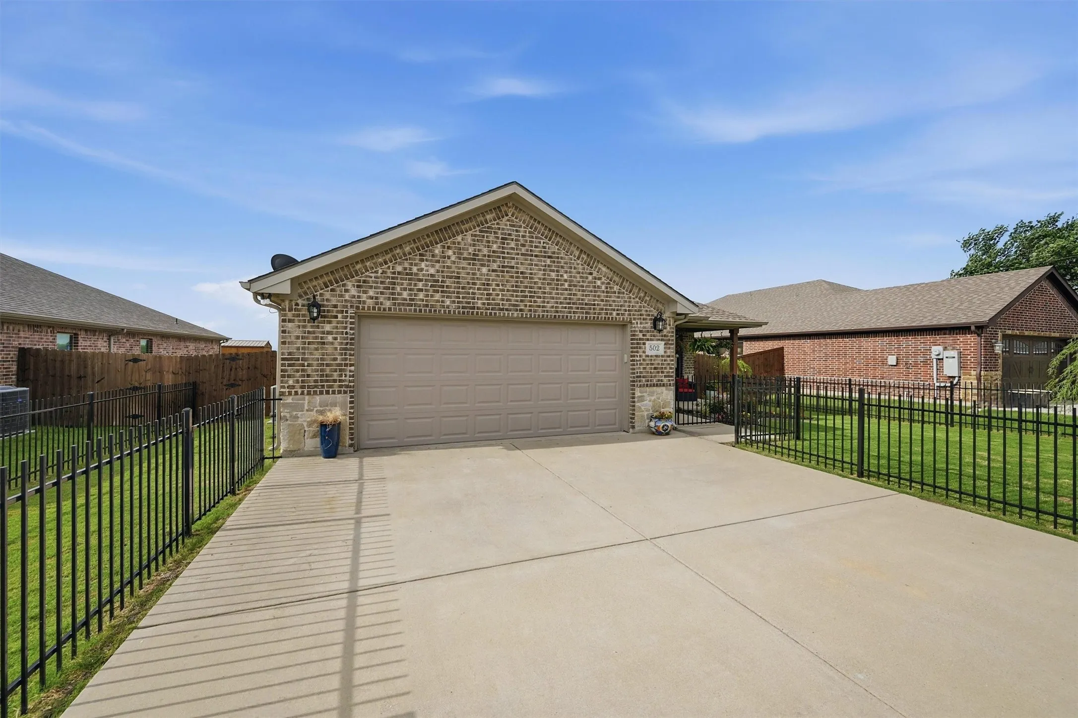 Single Family Residence For Sale in Grayson County , 502 Pathfinder Street, Collinsville, Texas 76233, 3 Bedroom, 2 Bathroom, 2 Garage spaces, 1,592 Sqft, built in 2018, mls#21253631, Real Estate Agent in Collinsville, Homes For Sale in Grayson county, Homes For Sale in Collinsville, Realtor in Collinsville Texas, Real Estate Brokerage Independent Realty Texas, Luminita Cordes Realtor