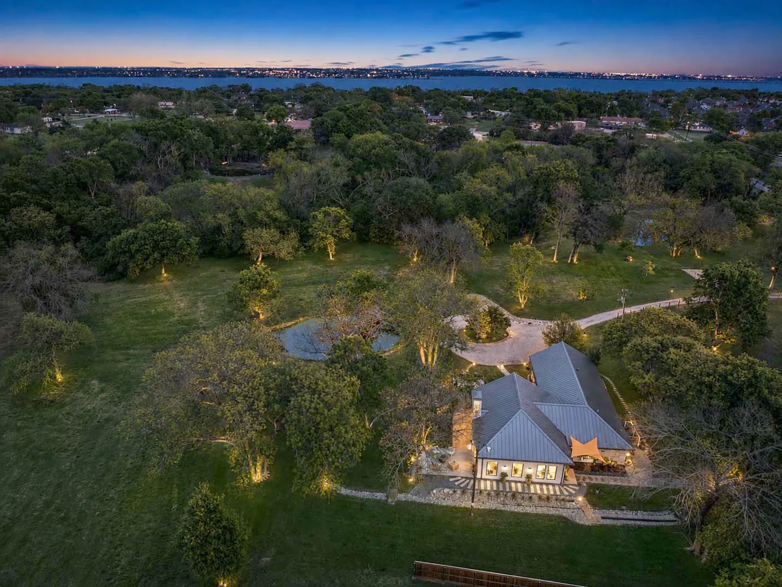 Close proximity to the lake, restaurants, stores, and golf courses