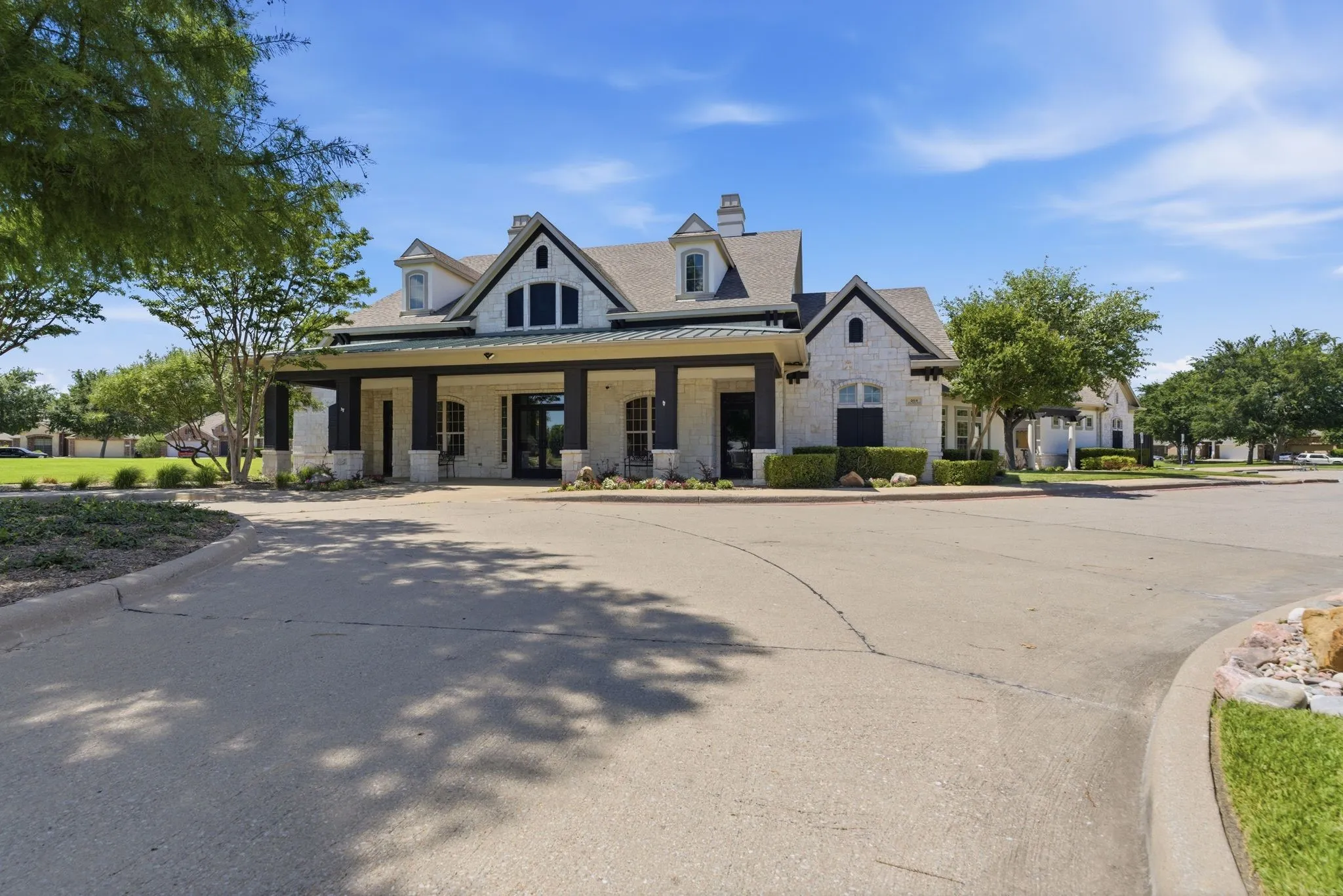 Within walking distance you will find the amenities included in the West Crossing community.