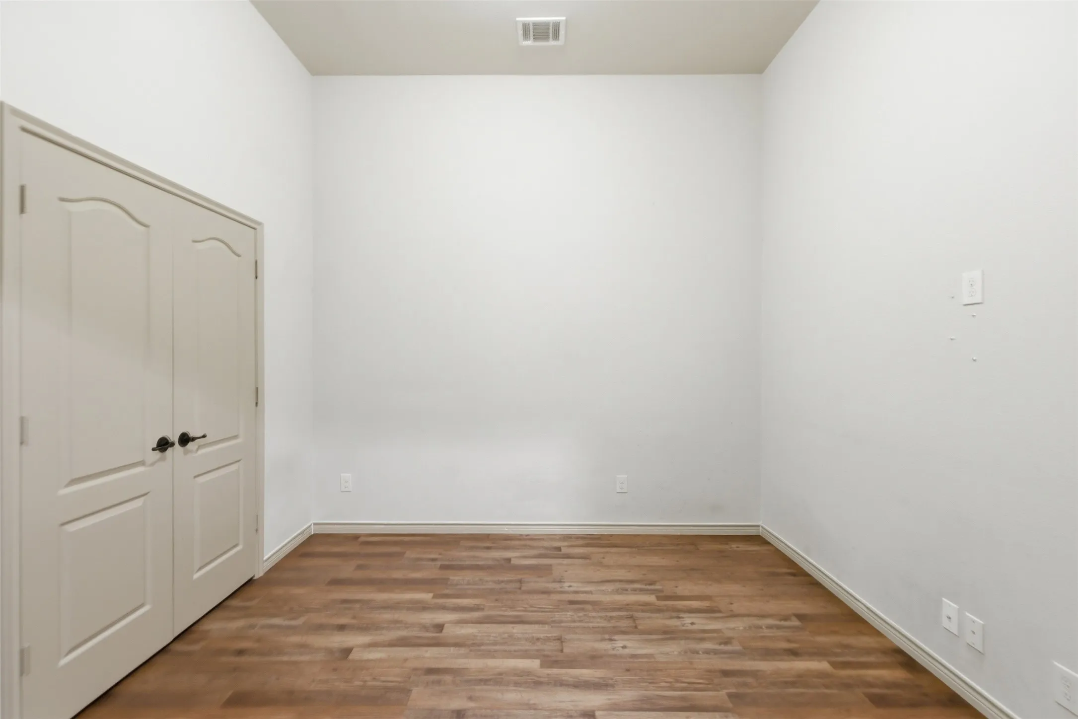 Townhouse For Sale in Denton County , 1432 Arapaho Drive, Carrollton, Texas 75010, 3 Bedroom, 3 Bathroom, 2 Garage spaces, 2,143 Sqft, built in 2013, Preowned, mls#21250332, Real Estate Agent in Carrollton, Homes For Sale in Denton county, Homes For Sale in Carrollton, Realtor in Carrollton Texas, Real Estate Brokerage Independent Realty Texas, Luminita Cordes Realtor