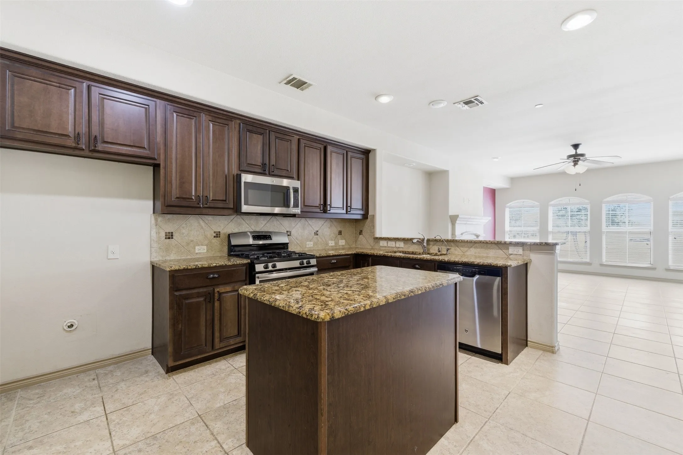 Townhouse For Sale in Denton County , 1432 Arapaho Drive, Carrollton, Texas 75010, 3 Bedroom, 3 Bathroom, 2 Garage spaces, 2,143 Sqft, built in 2013, Preowned, mls#21250332, Real Estate Agent in Carrollton, Homes For Sale in Denton county, Homes For Sale in Carrollton, Realtor in Carrollton Texas, Real Estate Brokerage Independent Realty Texas, Luminita Cordes Realtor