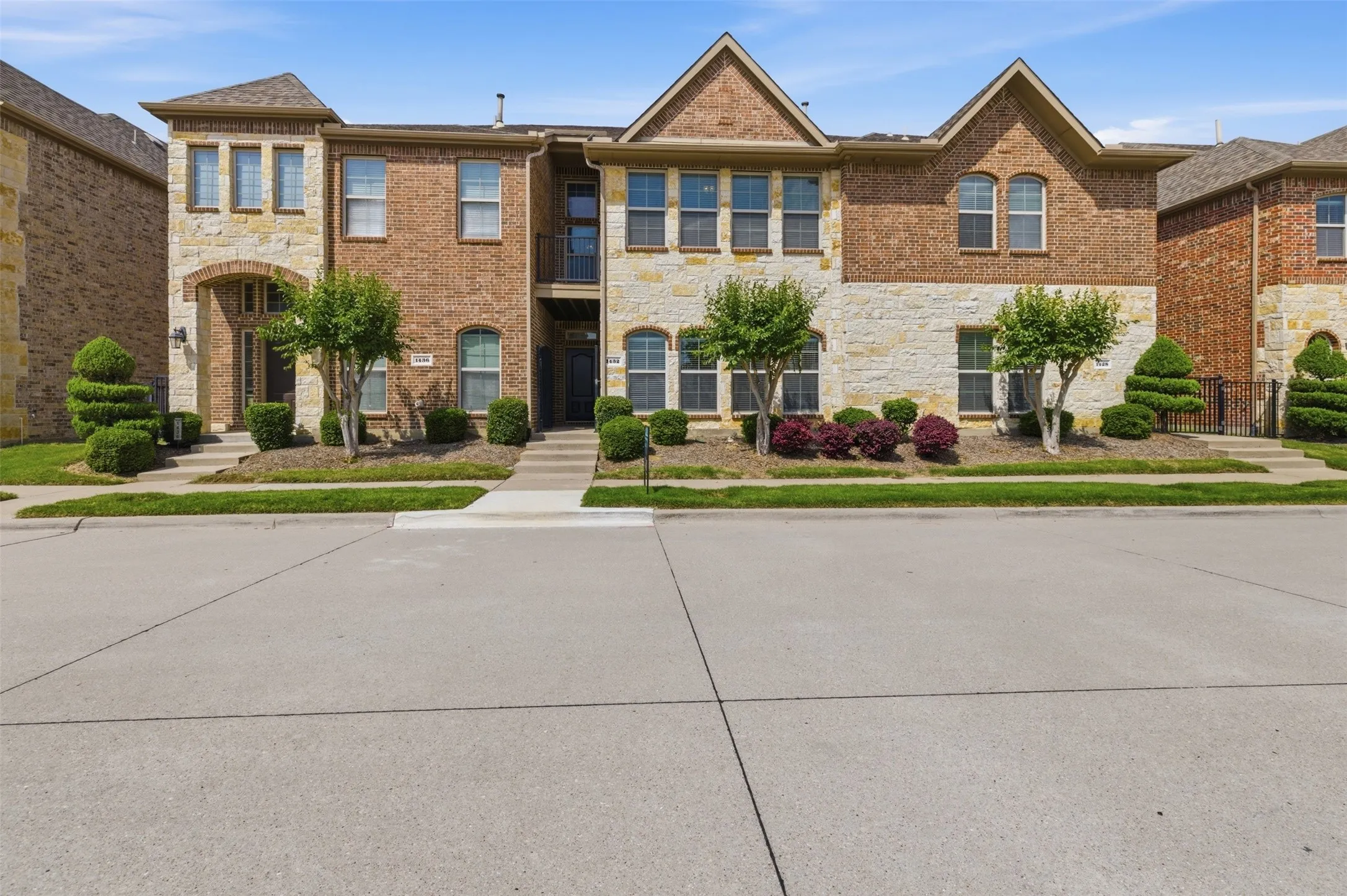 Townhouse For Sale in Denton County , 1432 Arapaho Drive, Carrollton, Texas 75010, 3 Bedroom, 3 Bathroom, 2 Garage spaces, 2,143 Sqft, built in 2013, Preowned, mls#21250332, Real Estate Agent in Carrollton, Homes For Sale in Denton county, Homes For Sale in Carrollton, Realtor in Carrollton Texas, Real Estate Brokerage Independent Realty Texas, Luminita Cordes Realtor