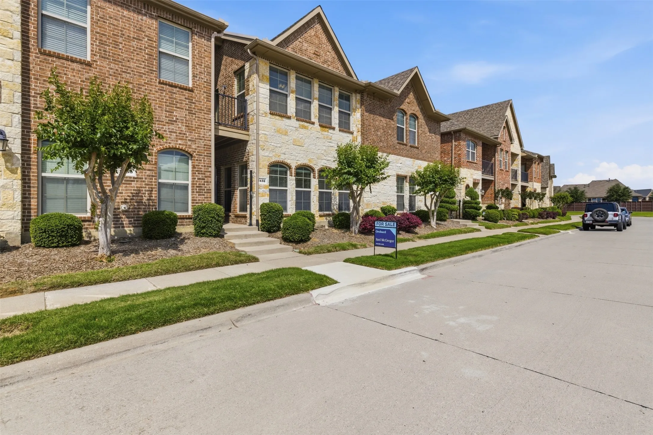 Townhouse For Sale in Denton County , 1432 Arapaho Drive, Carrollton, Texas 75010, 3 Bedroom, 3 Bathroom, 2 Garage spaces, 2,143 Sqft, built in 2013, Preowned, mls#21250332, Real Estate Agent in Carrollton, Homes For Sale in Denton county, Homes For Sale in Carrollton, Realtor in Carrollton Texas, Real Estate Brokerage Independent Realty Texas, Luminita Cordes Realtor
