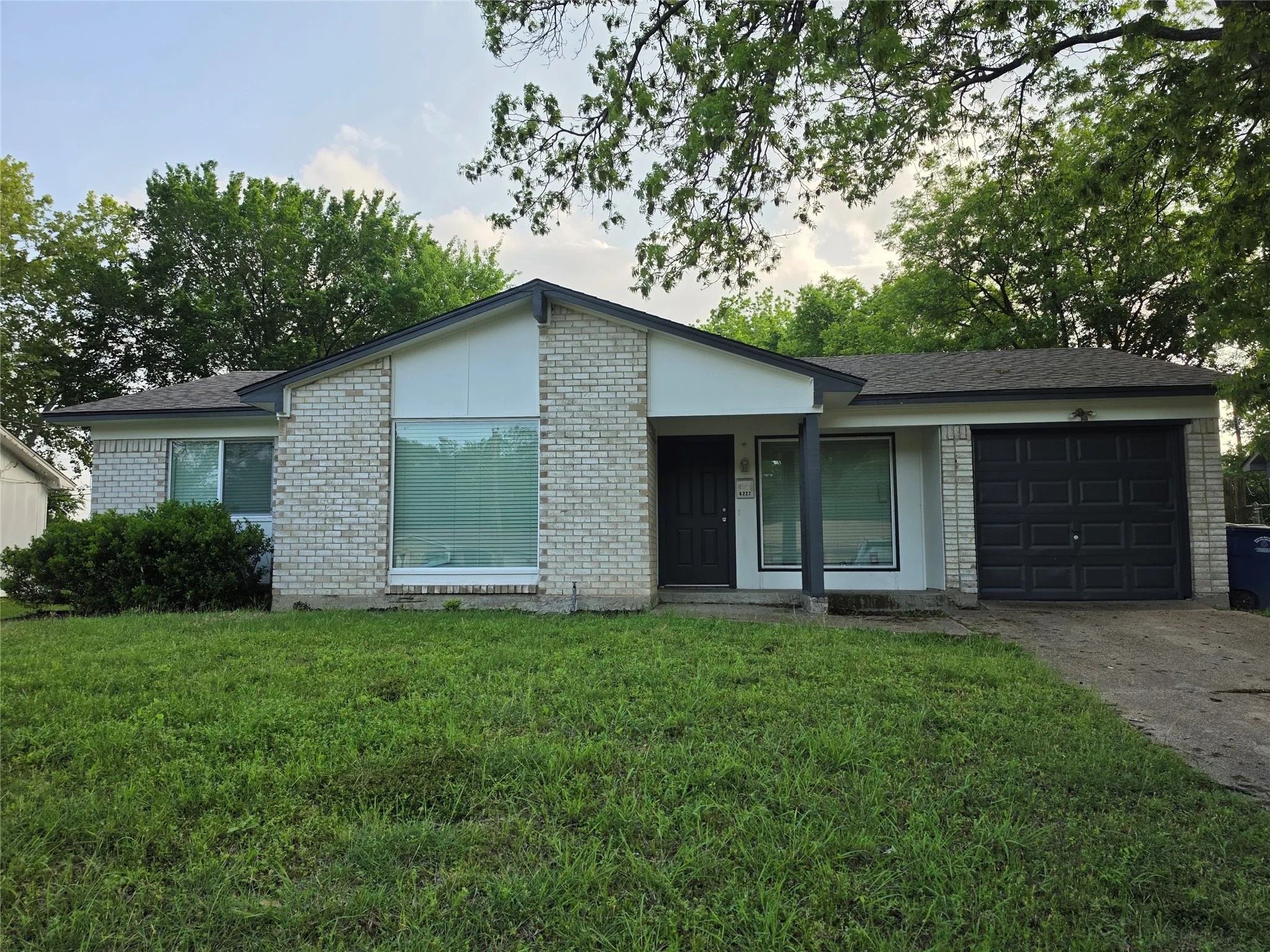 Single Family Residence For Sale in Dallas County , 6227 Bowling Brook Drive, Dallas, Texas 75241, 3 Bedroom, 2 Bathroom, 1 Garage spaces, 1,008 Sqft, built in 1970, mls#21233401, Real Estate Agent in Dallas, Homes For Sale in Dallas county, Homes For Sale in Dallas, Realtor in Dallas Texas, Real Estate Brokerage Independent Realty Texas, Luminita Cordes Realtor
