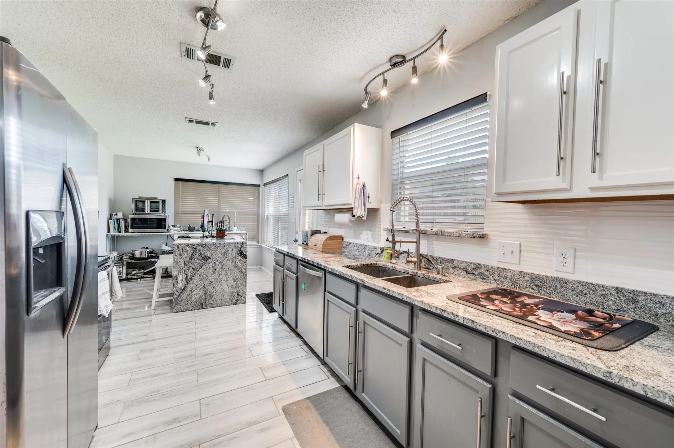 Single Family Residence For Sale in Denton County , 813 Ponderosa Ridge, Little Elm, Texas 75068, 3 Bedroom, 3 Bathroom, 2 Garage spaces, 2,072 Sqft, built in 2003, mls#21252309, Real Estate Agent in Little Elm, Homes For Sale in Denton county, Homes For Sale in Little Elm, Realtor in Little Elm Texas, Real Estate Brokerage Independent Realty Texas, Luminita Cordes Realtor