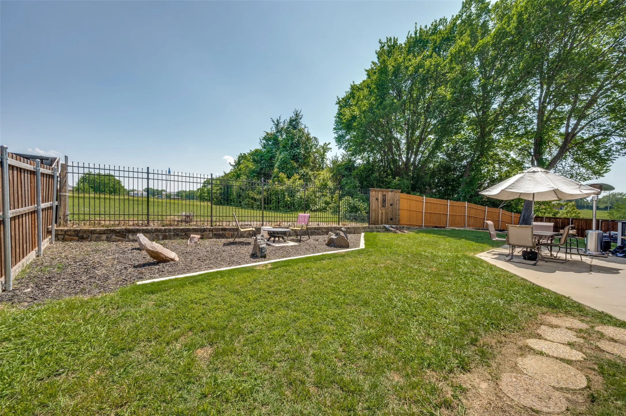 Single Family Residence For Sale in Denton County , 813 Ponderosa Ridge, Little Elm, Texas 75068, 3 Bedroom, 3 Bathroom, 2 Garage spaces, 2,072 Sqft, built in 2003, mls#21252309, Real Estate Agent in Little Elm, Homes For Sale in Denton county, Homes For Sale in Little Elm, Realtor in Little Elm Texas, Real Estate Brokerage Independent Realty Texas, Luminita Cordes Realtor