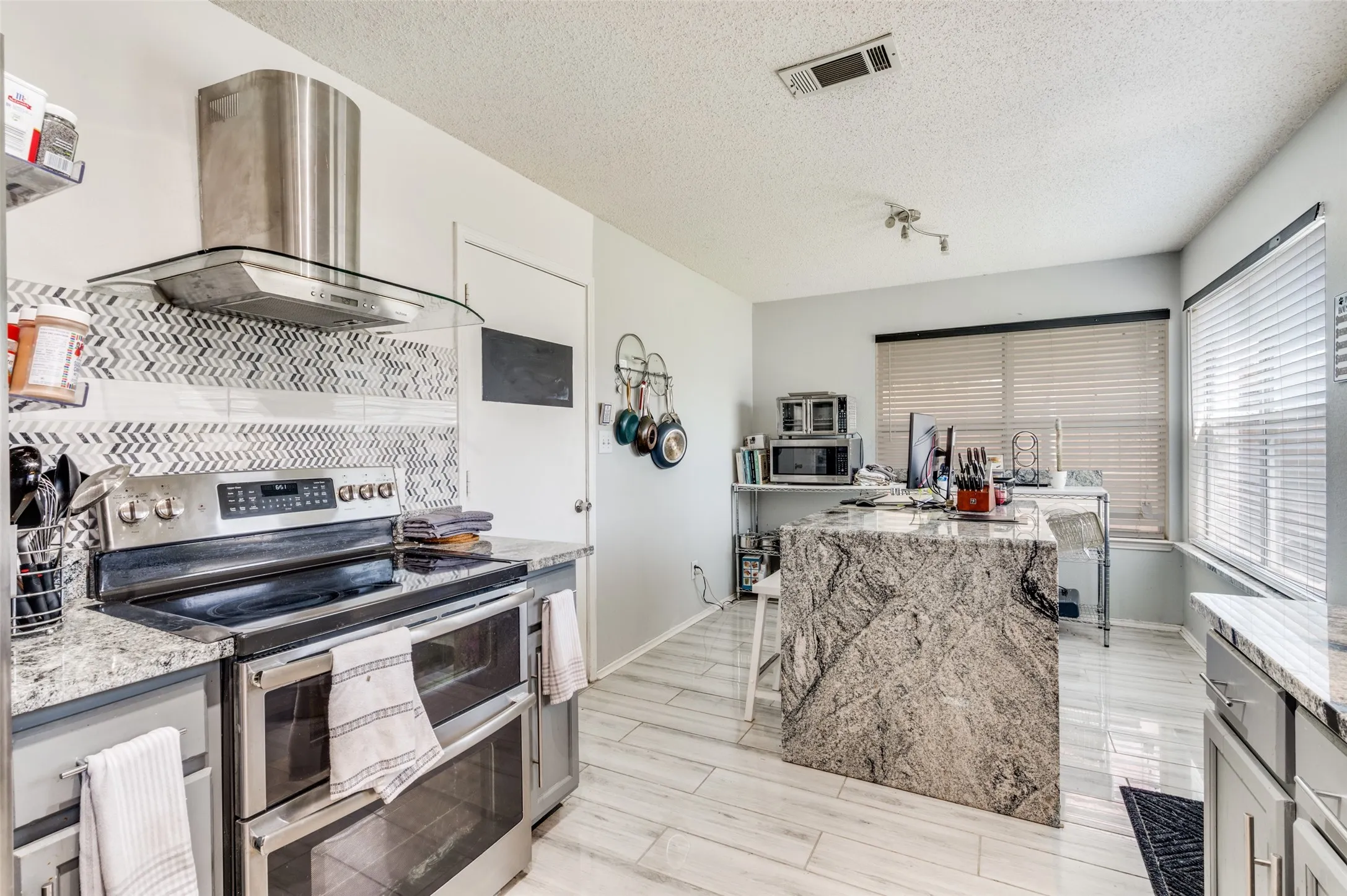 Single Family Residence For Sale in Denton County , 813 Ponderosa Ridge, Little Elm, Texas 75068, 3 Bedroom, 3 Bathroom, 2 Garage spaces, 2,072 Sqft, built in 2003, mls#21252309, Real Estate Agent in Little Elm, Homes For Sale in Denton county, Homes For Sale in Little Elm, Realtor in Little Elm Texas, Real Estate Brokerage Independent Realty Texas, Luminita Cordes Realtor