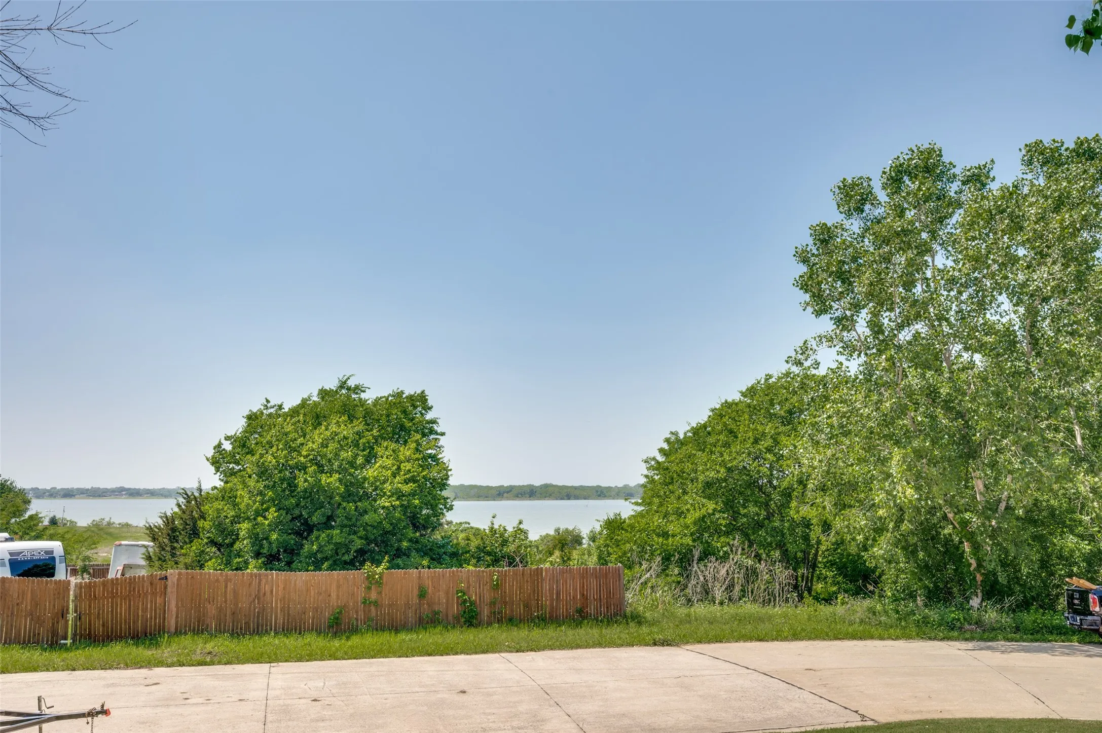 Single Family Residence For Sale in Denton County , 813 Ponderosa Ridge, Little Elm, Texas 75068, 3 Bedroom, 3 Bathroom, 2 Garage spaces, 2,072 Sqft, built in 2003, mls#21252309, Real Estate Agent in Little Elm, Homes For Sale in Denton county, Homes For Sale in Little Elm, Realtor in Little Elm Texas, Real Estate Brokerage Independent Realty Texas, Luminita Cordes Realtor