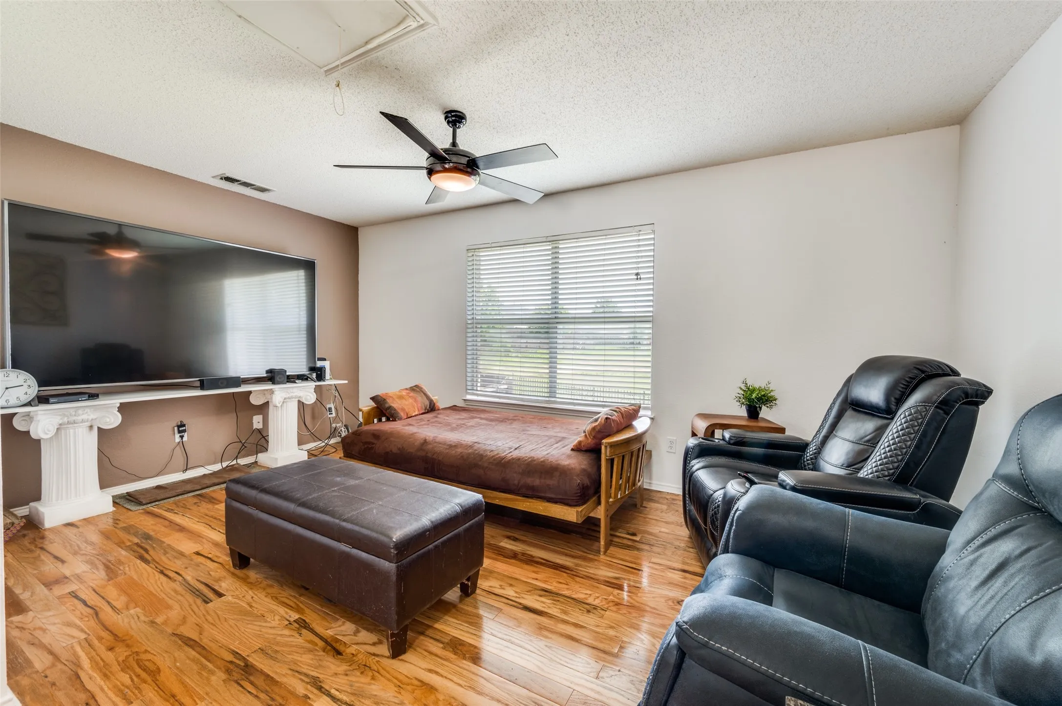 Single Family Residence For Sale in Denton County , 813 Ponderosa Ridge, Little Elm, Texas 75068, 3 Bedroom, 3 Bathroom, 2 Garage spaces, 2,072 Sqft, built in 2003, mls#21252309, Real Estate Agent in Little Elm, Homes For Sale in Denton county, Homes For Sale in Little Elm, Realtor in Little Elm Texas, Real Estate Brokerage Independent Realty Texas, Luminita Cordes Realtor