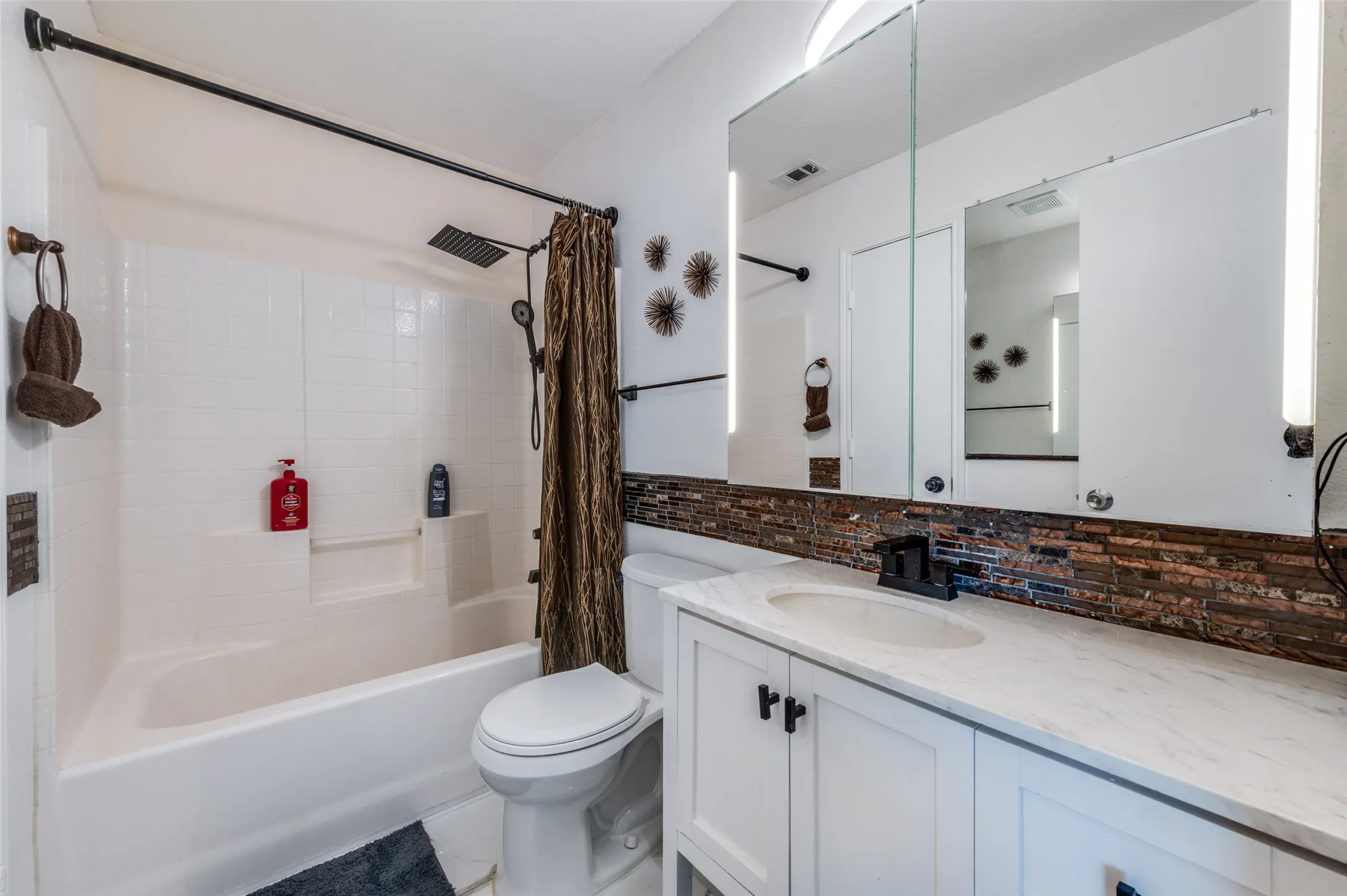 Single Family Residence For Sale in Denton County , 813 Ponderosa Ridge, Little Elm, Texas 75068, 3 Bedroom, 3 Bathroom, 2 Garage spaces, 2,072 Sqft, built in 2003, mls#21252309, Real Estate Agent in Little Elm, Homes For Sale in Denton county, Homes For Sale in Little Elm, Realtor in Little Elm Texas, Real Estate Brokerage Independent Realty Texas, Luminita Cordes Realtor