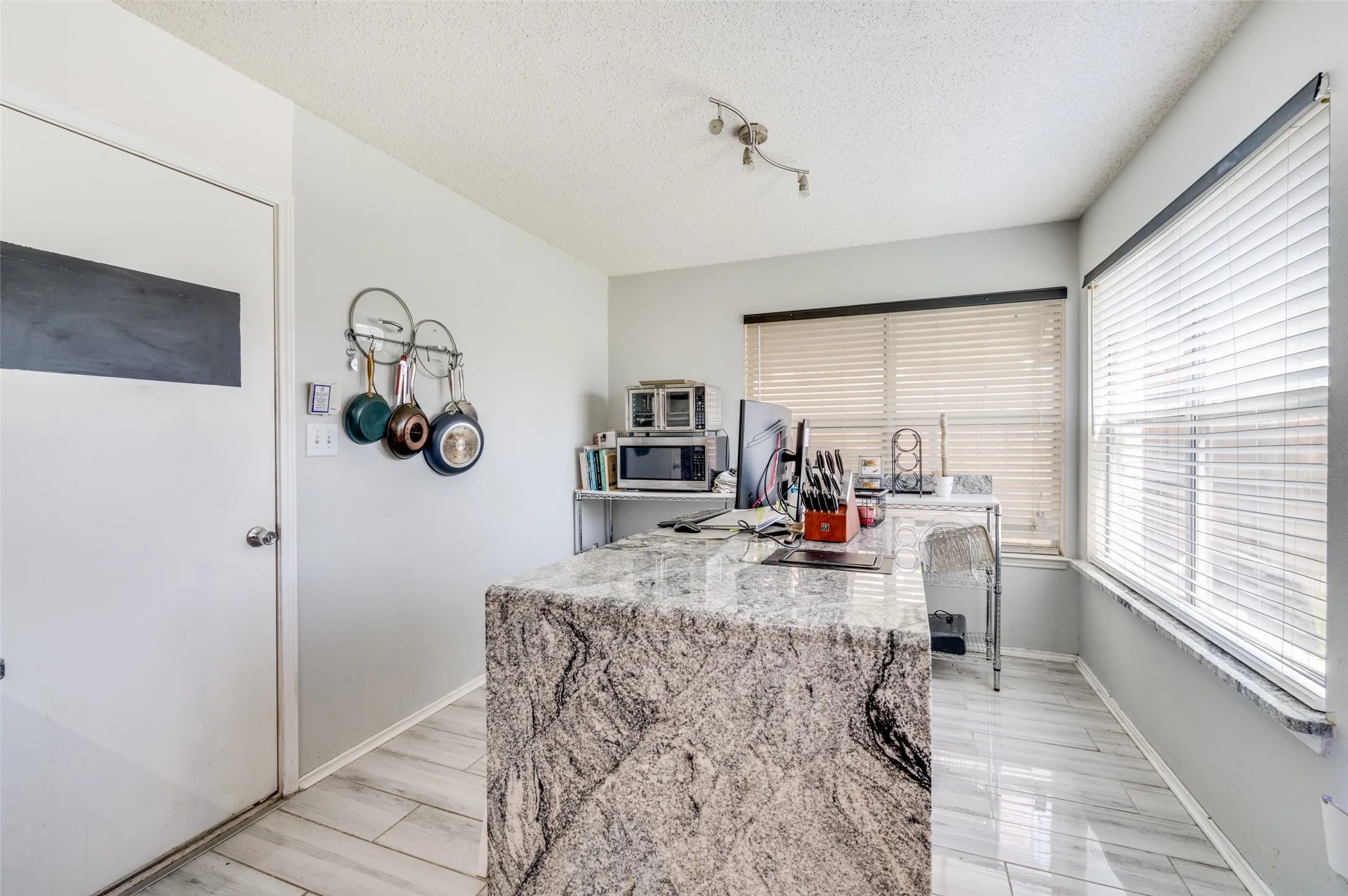 Single Family Residence For Sale in Denton County , 813 Ponderosa Ridge, Little Elm, Texas 75068, 3 Bedroom, 3 Bathroom, 2 Garage spaces, 2,072 Sqft, built in 2003, mls#21252309, Real Estate Agent in Little Elm, Homes For Sale in Denton county, Homes For Sale in Little Elm, Realtor in Little Elm Texas, Real Estate Brokerage Independent Realty Texas, Luminita Cordes Realtor