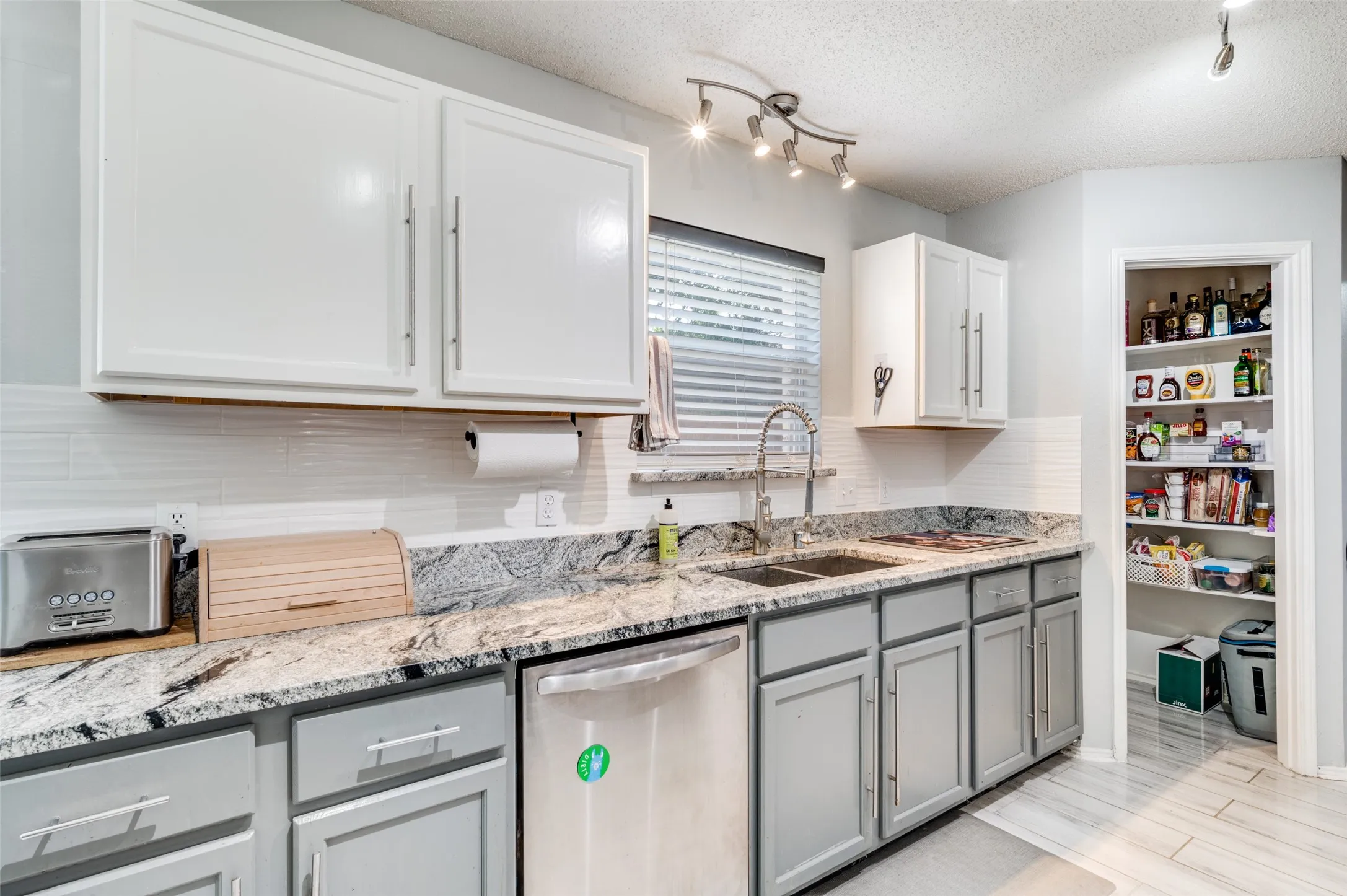 Single Family Residence For Sale in Denton County , 813 Ponderosa Ridge, Little Elm, Texas 75068, 3 Bedroom, 3 Bathroom, 2 Garage spaces, 2,072 Sqft, built in 2003, mls#21252309, Real Estate Agent in Little Elm, Homes For Sale in Denton county, Homes For Sale in Little Elm, Realtor in Little Elm Texas, Real Estate Brokerage Independent Realty Texas, Luminita Cordes Realtor