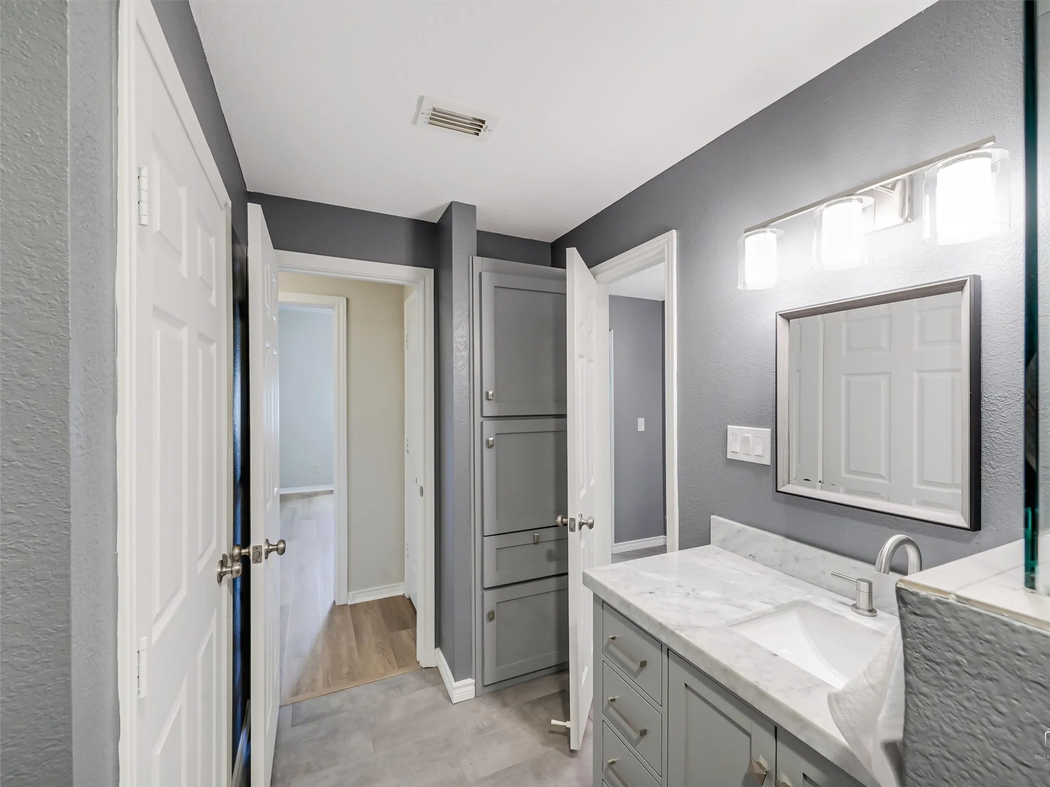 Condominium For Sale in Dallas County , 1010 Allen Street 214, Dallas, Texas 75204, 1 Bedroom, 1 Bathroom, 2 Garage spaces, 967 Sqft, built in 1983, mls#21252483, Real Estate Agent in Dallas, Homes For Sale in Dallas county, Homes For Sale in Dallas, Realtor in Dallas Texas, Real Estate Brokerage Independent Realty Texas, Luminita Cordes Realtor