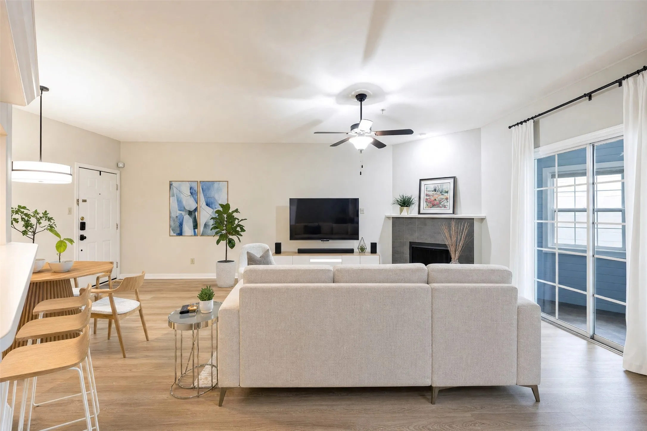 Condominium For Sale in Dallas County , 1010 Allen Street 214, Dallas, Texas 75204, 1 Bedroom, 1 Bathroom, 2 Garage spaces, 967 Sqft, built in 1983, mls#21252483, Real Estate Agent in Dallas, Homes For Sale in Dallas county, Homes For Sale in Dallas, Realtor in Dallas Texas, Real Estate Brokerage Independent Realty Texas, Luminita Cordes Realtor