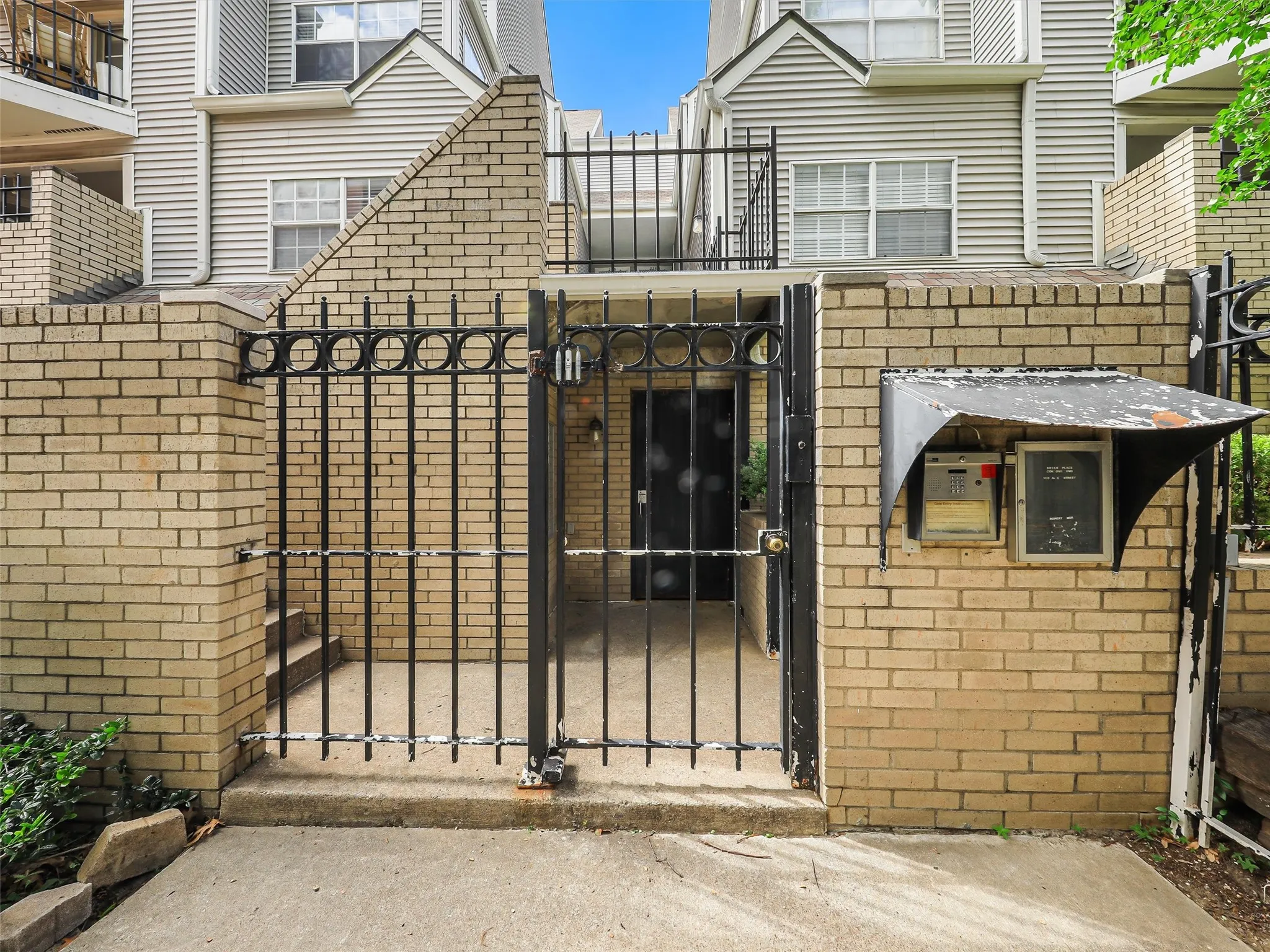 Condominium For Sale in Dallas County , 1010 Allen Street 214, Dallas, Texas 75204, 1 Bedroom, 1 Bathroom, 2 Garage spaces, 967 Sqft, built in 1983, mls#21252483, Real Estate Agent in Dallas, Homes For Sale in Dallas county, Homes For Sale in Dallas, Realtor in Dallas Texas, Real Estate Brokerage Independent Realty Texas, Luminita Cordes Realtor