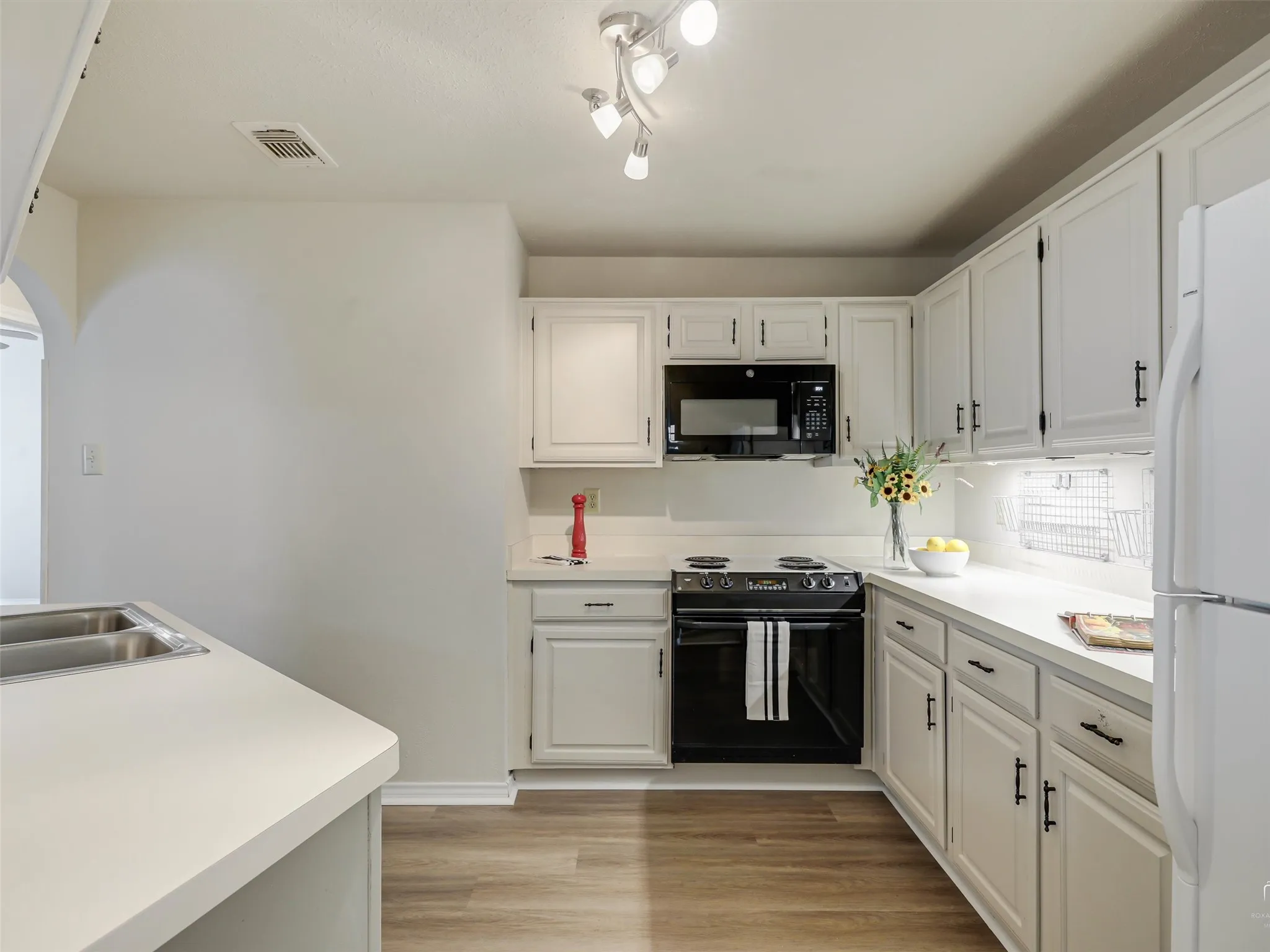 Condominium For Sale in Dallas County , 1010 Allen Street 214, Dallas, Texas 75204, 1 Bedroom, 1 Bathroom, 2 Garage spaces, 967 Sqft, built in 1983, mls#21252483, Real Estate Agent in Dallas, Homes For Sale in Dallas county, Homes For Sale in Dallas, Realtor in Dallas Texas, Real Estate Brokerage Independent Realty Texas, Luminita Cordes Realtor