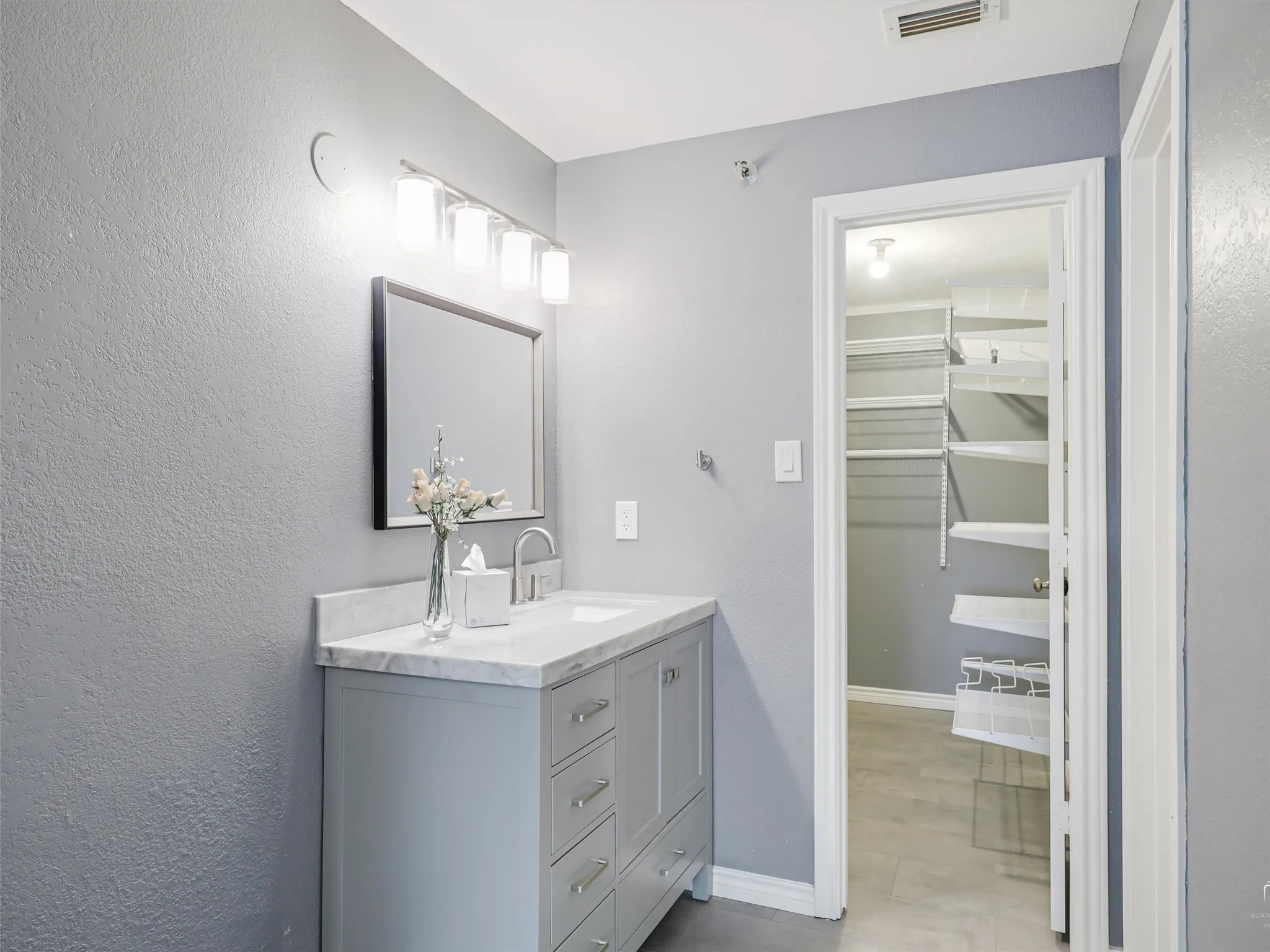 Condominium For Sale in Dallas County , 1010 Allen Street 214, Dallas, Texas 75204, 1 Bedroom, 1 Bathroom, 2 Garage spaces, 967 Sqft, built in 1983, mls#21252483, Real Estate Agent in Dallas, Homes For Sale in Dallas county, Homes For Sale in Dallas, Realtor in Dallas Texas, Real Estate Brokerage Independent Realty Texas, Luminita Cordes Realtor