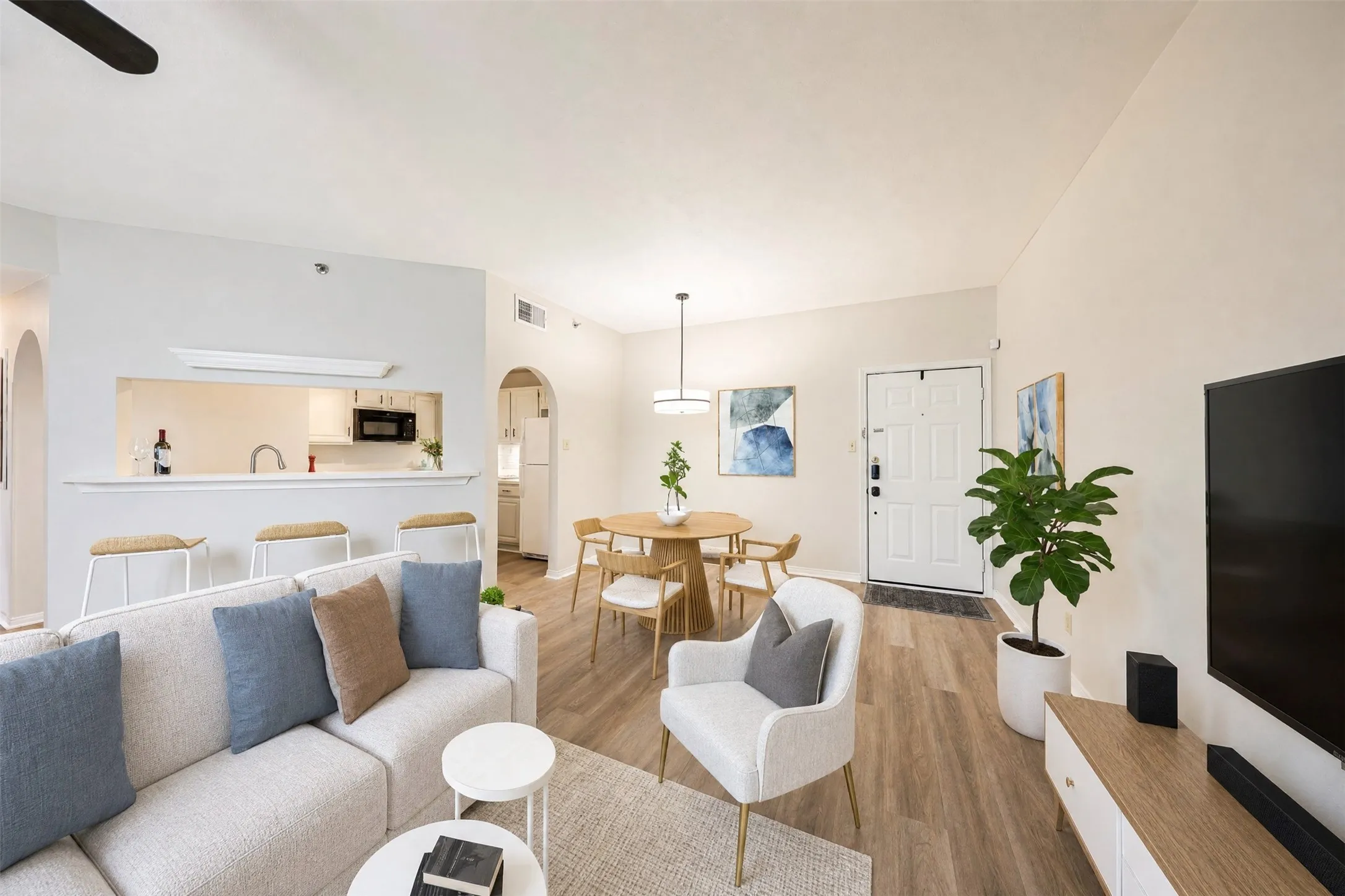 Condominium For Sale in Dallas County , 1010 Allen Street 214, Dallas, Texas 75204, 1 Bedroom, 1 Bathroom, 2 Garage spaces, 967 Sqft, built in 1983, mls#21252483, Real Estate Agent in Dallas, Homes For Sale in Dallas county, Homes For Sale in Dallas, Realtor in Dallas Texas, Real Estate Brokerage Independent Realty Texas, Luminita Cordes Realtor