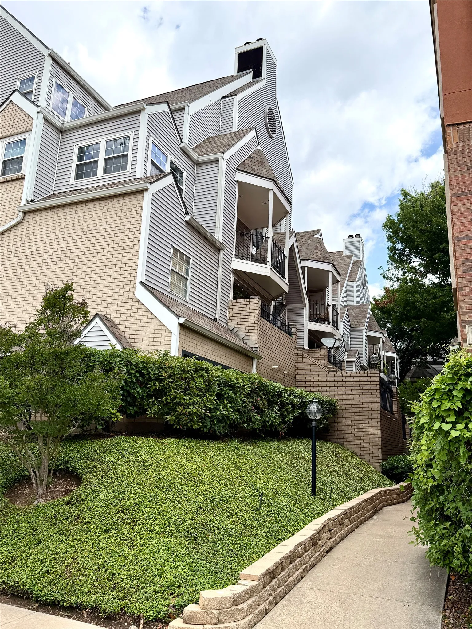 Condominium For Sale in Dallas County , 1010 Allen Street 214, Dallas, Texas 75204, 1 Bedroom, 1 Bathroom, 2 Garage spaces, 967 Sqft, built in 1983, mls#21252483, Real Estate Agent in Dallas, Homes For Sale in Dallas county, Homes For Sale in Dallas, Realtor in Dallas Texas, Real Estate Brokerage Independent Realty Texas, Luminita Cordes Realtor