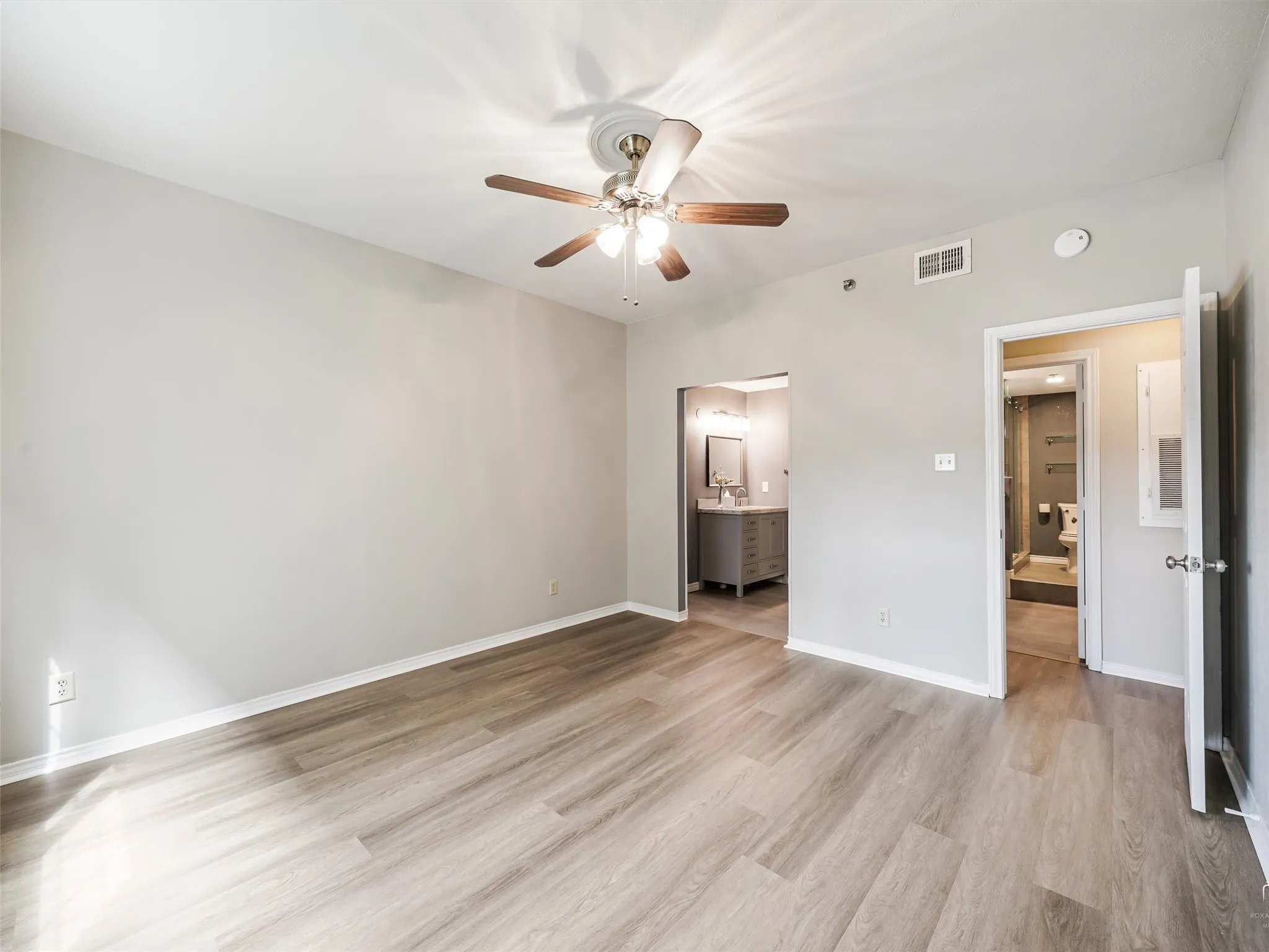 Condominium For Sale in Dallas County , 1010 Allen Street 214, Dallas, Texas 75204, 1 Bedroom, 1 Bathroom, 2 Garage spaces, 967 Sqft, built in 1983, mls#21252483, Real Estate Agent in Dallas, Homes For Sale in Dallas county, Homes For Sale in Dallas, Realtor in Dallas Texas, Real Estate Brokerage Independent Realty Texas, Luminita Cordes Realtor