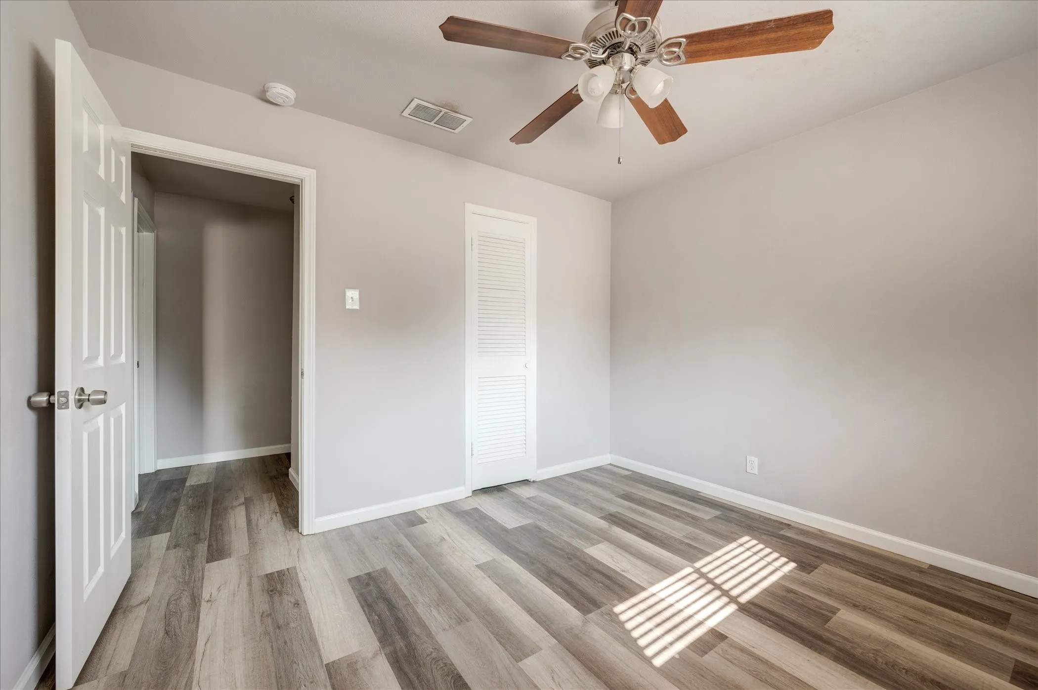 Single Family Residence For Sale in Tarrant County , 1902 Alan A Dale Road, Arlington, Texas 76013, 3 Bedroom, 2 Bathroom, Garage spaces, 1,284 Sqft, built in 1959, mls#21253742, Real Estate Agent in Arlington, Homes For Sale in Tarrant county, Homes For Sale in Arlington, Realtor in Arlington Texas, Real Estate Brokerage Independent Realty Texas, Luminita Cordes Realtor