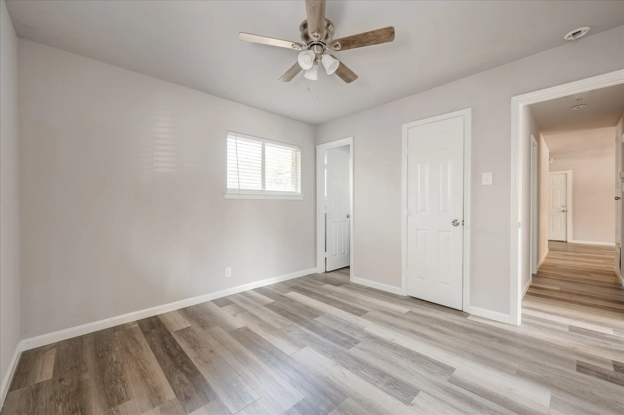 Single Family Residence For Sale in Tarrant County , 1902 Alan A Dale Road, Arlington, Texas 76013, 3 Bedroom, 2 Bathroom, Garage spaces, 1,284 Sqft, built in 1959, mls#21253742, Real Estate Agent in Arlington, Homes For Sale in Tarrant county, Homes For Sale in Arlington, Realtor in Arlington Texas, Real Estate Brokerage Independent Realty Texas, Luminita Cordes Realtor