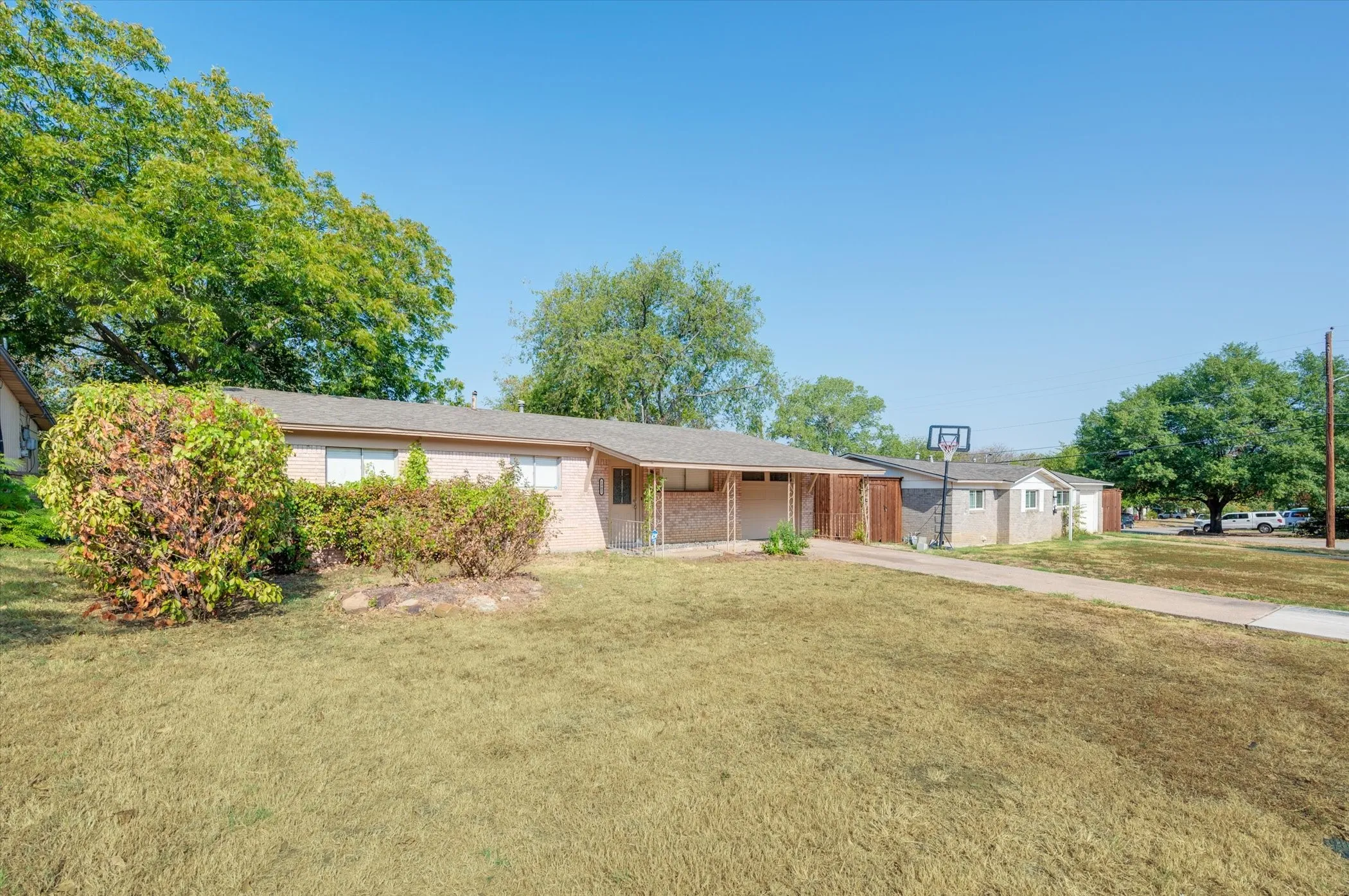 Single Family Residence For Sale in Tarrant County , 1902 Alan A Dale Road, Arlington, Texas 76013, 3 Bedroom, 2 Bathroom, Garage spaces, 1,284 Sqft, built in 1959, mls#21253742, Real Estate Agent in Arlington, Homes For Sale in Tarrant county, Homes For Sale in Arlington, Realtor in Arlington Texas, Real Estate Brokerage Independent Realty Texas, Luminita Cordes Realtor