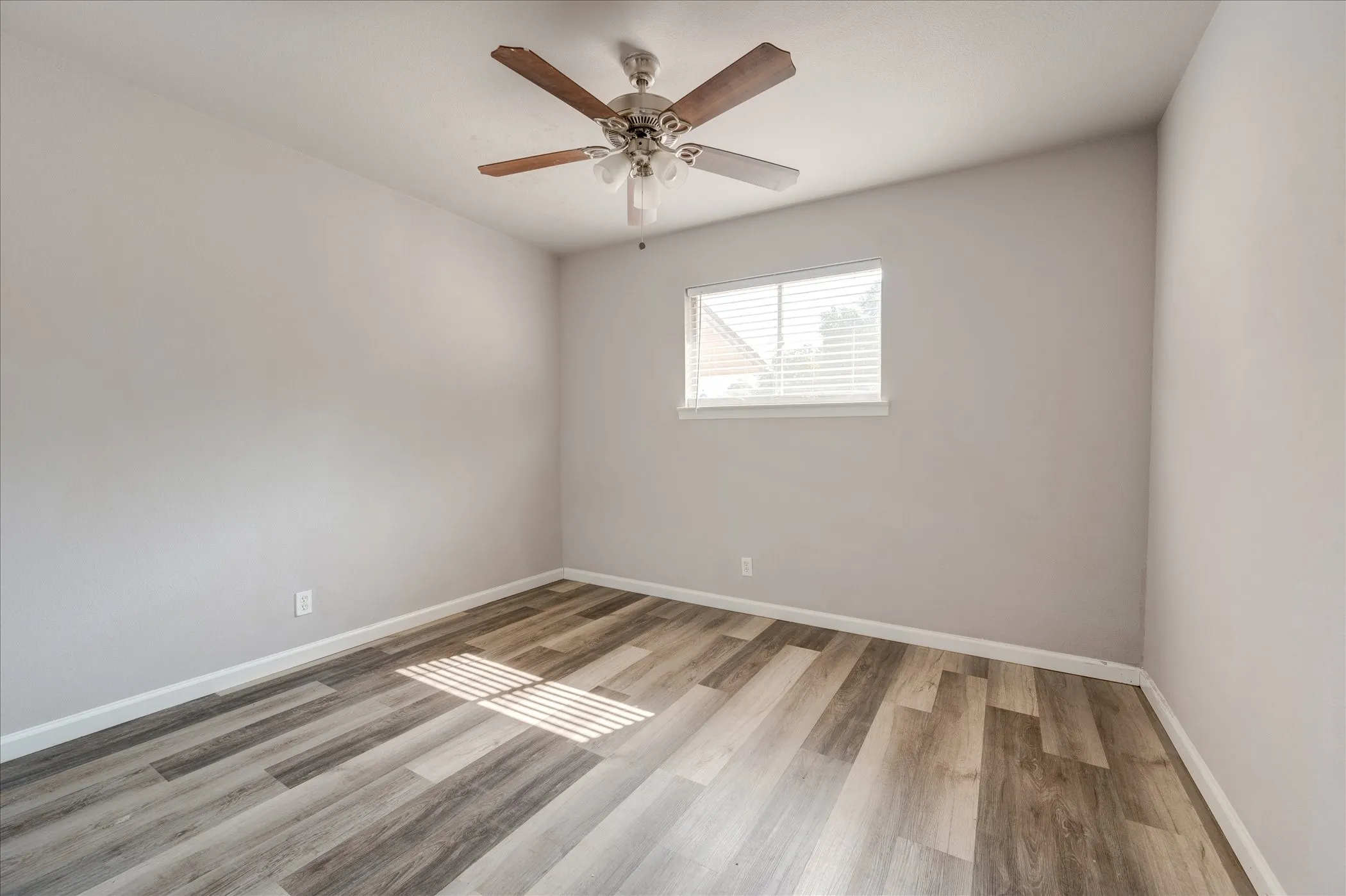 Single Family Residence For Sale in Tarrant County , 1902 Alan A Dale Road, Arlington, Texas 76013, 3 Bedroom, 2 Bathroom, Garage spaces, 1,284 Sqft, built in 1959, mls#21253742, Real Estate Agent in Arlington, Homes For Sale in Tarrant county, Homes For Sale in Arlington, Realtor in Arlington Texas, Real Estate Brokerage Independent Realty Texas, Luminita Cordes Realtor