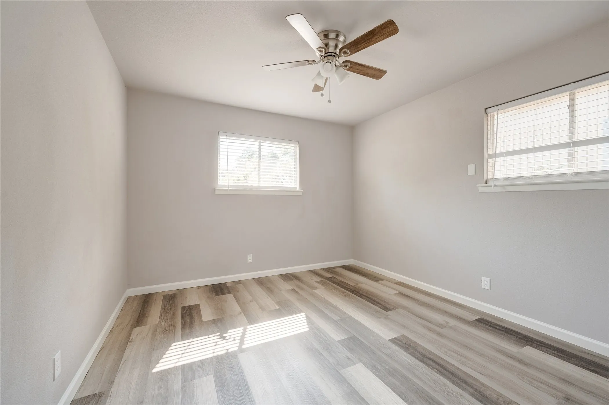 Single Family Residence For Sale in Tarrant County , 1902 Alan A Dale Road, Arlington, Texas 76013, 3 Bedroom, 2 Bathroom, Garage spaces, 1,284 Sqft, built in 1959, mls#21253742, Real Estate Agent in Arlington, Homes For Sale in Tarrant county, Homes For Sale in Arlington, Realtor in Arlington Texas, Real Estate Brokerage Independent Realty Texas, Luminita Cordes Realtor