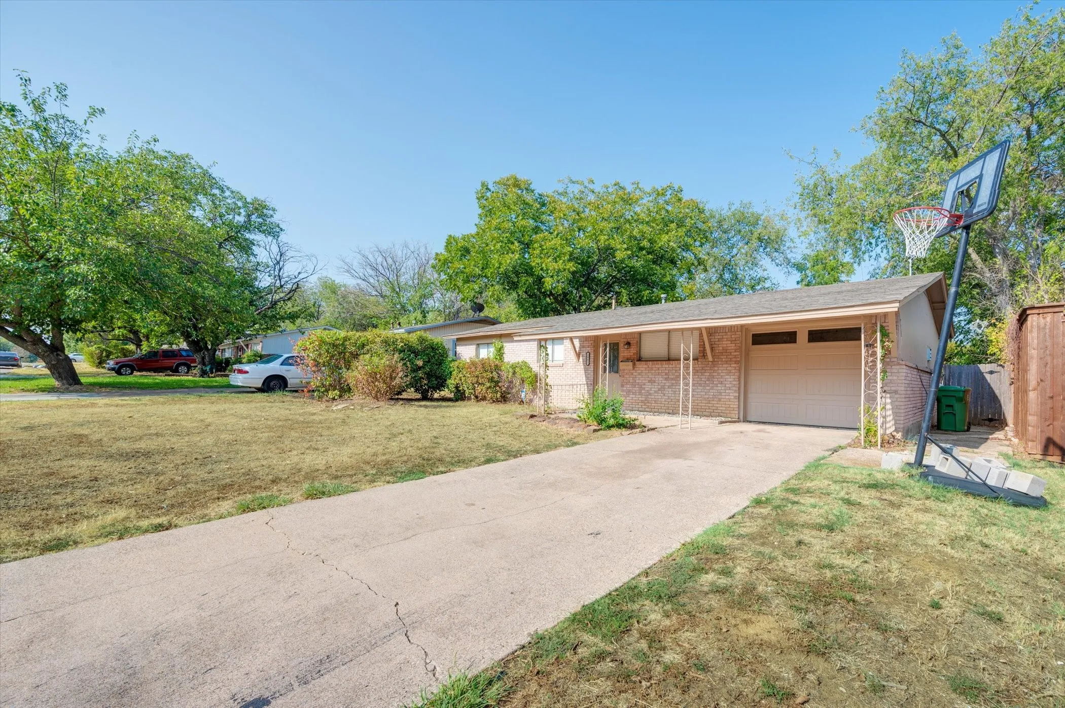 Single Family Residence For Sale in Tarrant County , 1902 Alan A Dale Road, Arlington, Texas 76013, 3 Bedroom, 2 Bathroom, Garage spaces, 1,284 Sqft, built in 1959, mls#21253742, Real Estate Agent in Arlington, Homes For Sale in Tarrant county, Homes For Sale in Arlington, Realtor in Arlington Texas, Real Estate Brokerage Independent Realty Texas, Luminita Cordes Realtor