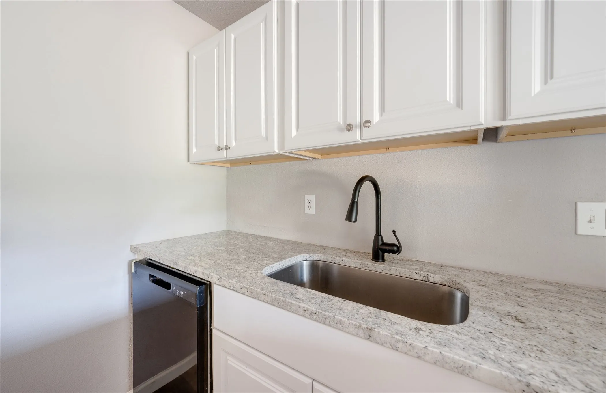 Single Family Residence For Sale in Tarrant County , 1902 Alan A Dale Road, Arlington, Texas 76013, 3 Bedroom, 2 Bathroom, Garage spaces, 1,284 Sqft, built in 1959, mls#21253742, Real Estate Agent in Arlington, Homes For Sale in Tarrant county, Homes For Sale in Arlington, Realtor in Arlington Texas, Real Estate Brokerage Independent Realty Texas, Luminita Cordes Realtor