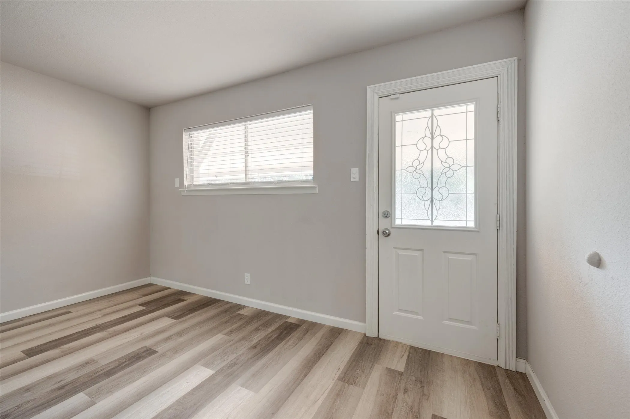 Single Family Residence For Sale in Tarrant County , 1902 Alan A Dale Road, Arlington, Texas 76013, 3 Bedroom, 2 Bathroom, Garage spaces, 1,284 Sqft, built in 1959, mls#21253742, Real Estate Agent in Arlington, Homes For Sale in Tarrant county, Homes For Sale in Arlington, Realtor in Arlington Texas, Real Estate Brokerage Independent Realty Texas, Luminita Cordes Realtor